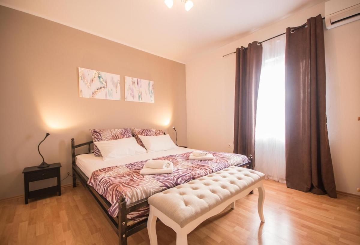 Five-Bedroom House photo 1