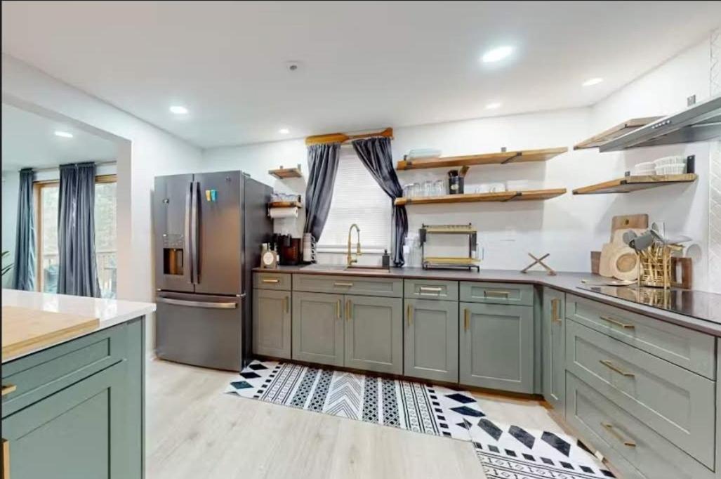 Six-Bedroom House photo 3