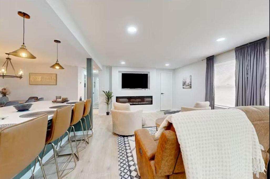 Six-Bedroom House photo 2