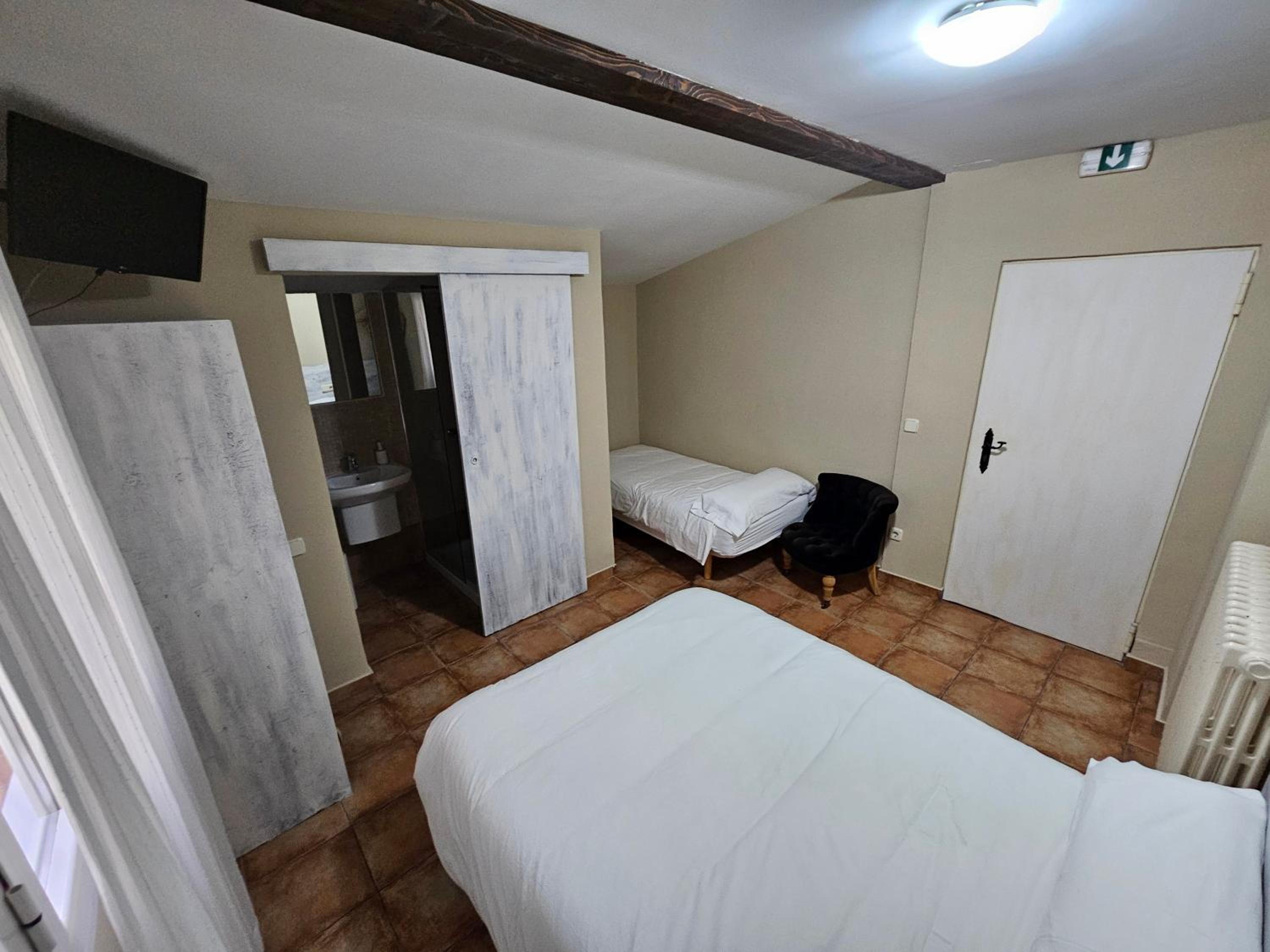 Economy Triple Room photo 3