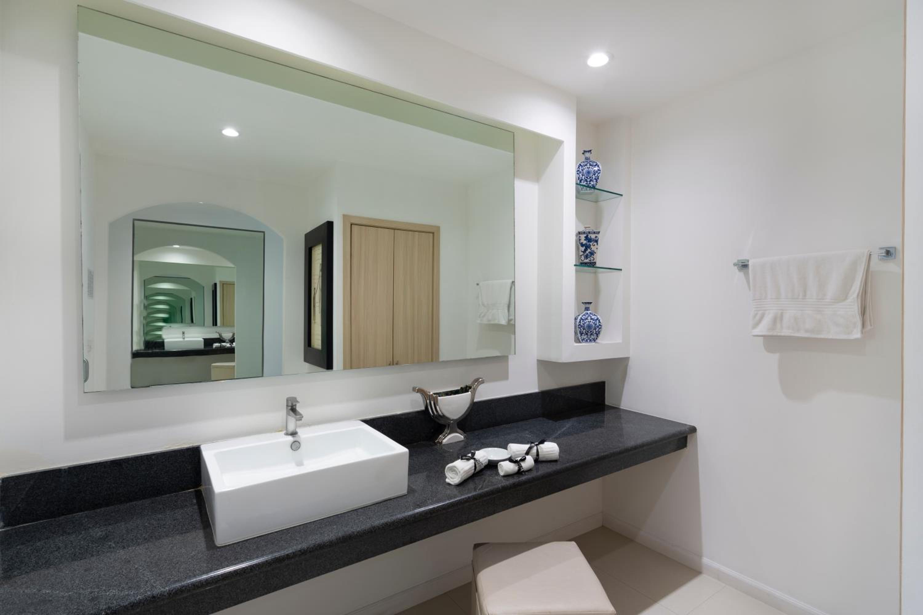 Deluxe King Room - Photo 8