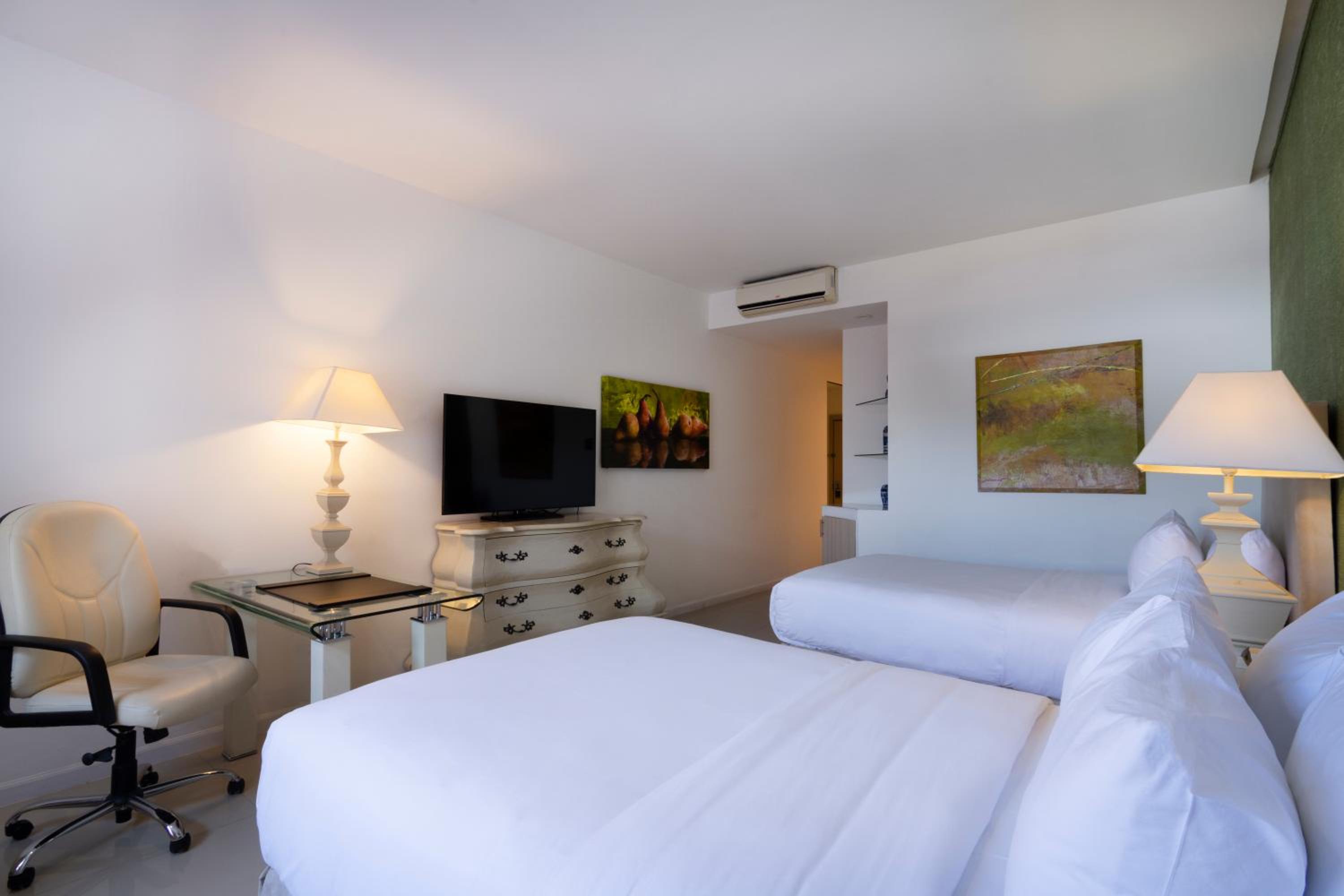 Grand Double Room with Two Double Beds - Photo 8