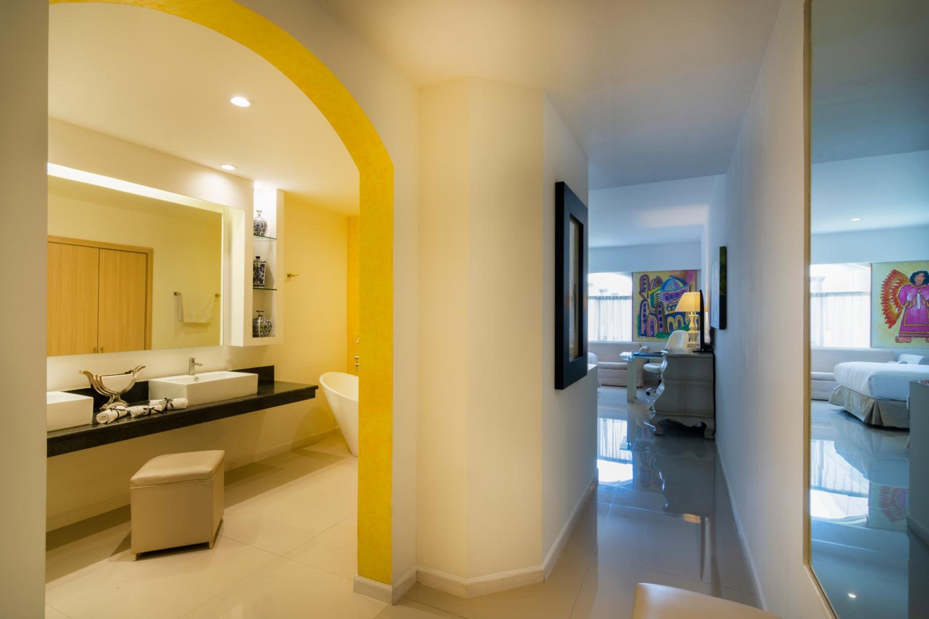 Grand Double Room with Two Double Beds - Photo 7