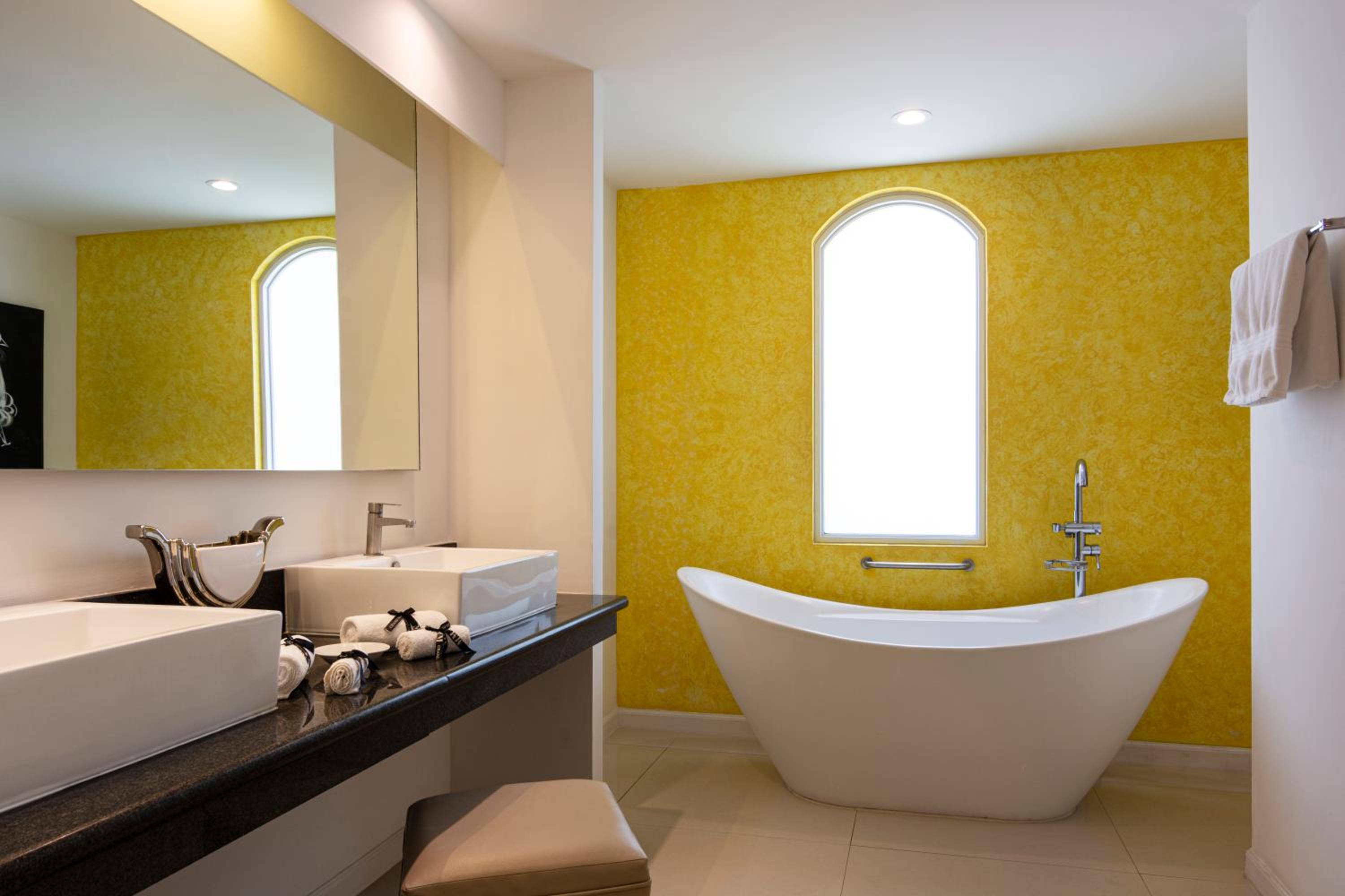 Grand Double Room with Two Double Beds - Photo 6