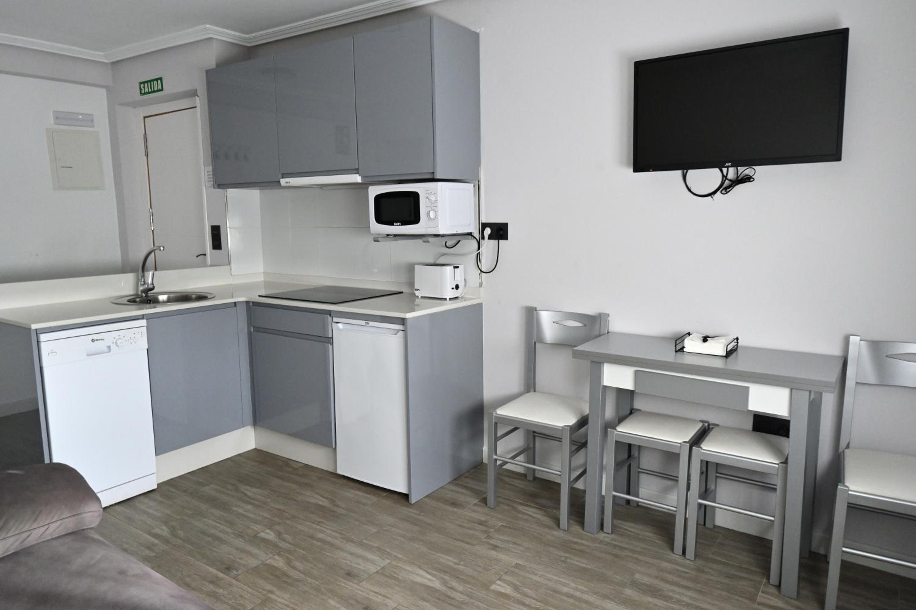 One-Bedroom Apartment 4 photo 2