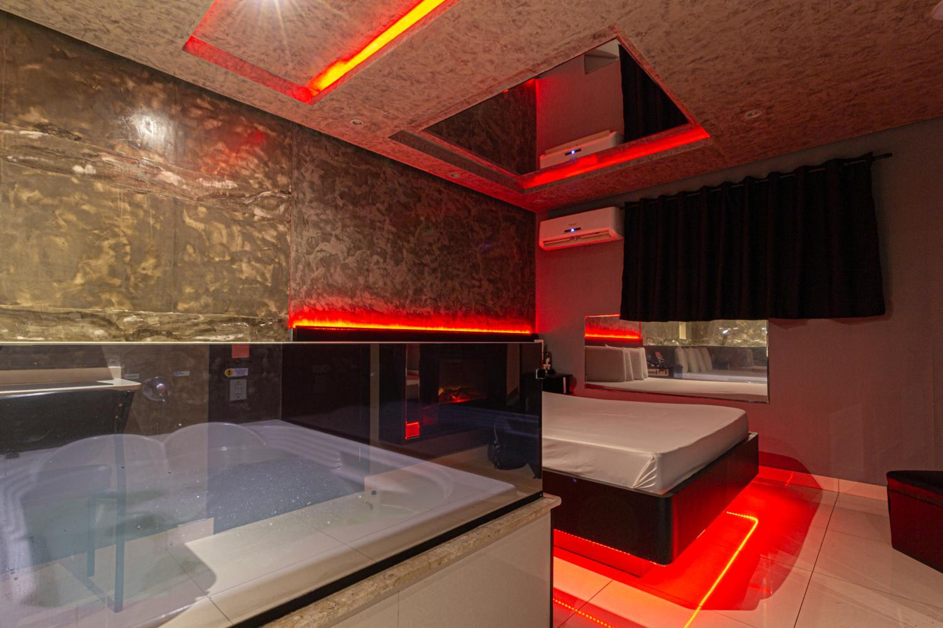 Deluxe Suite with Spa Bath photo 2