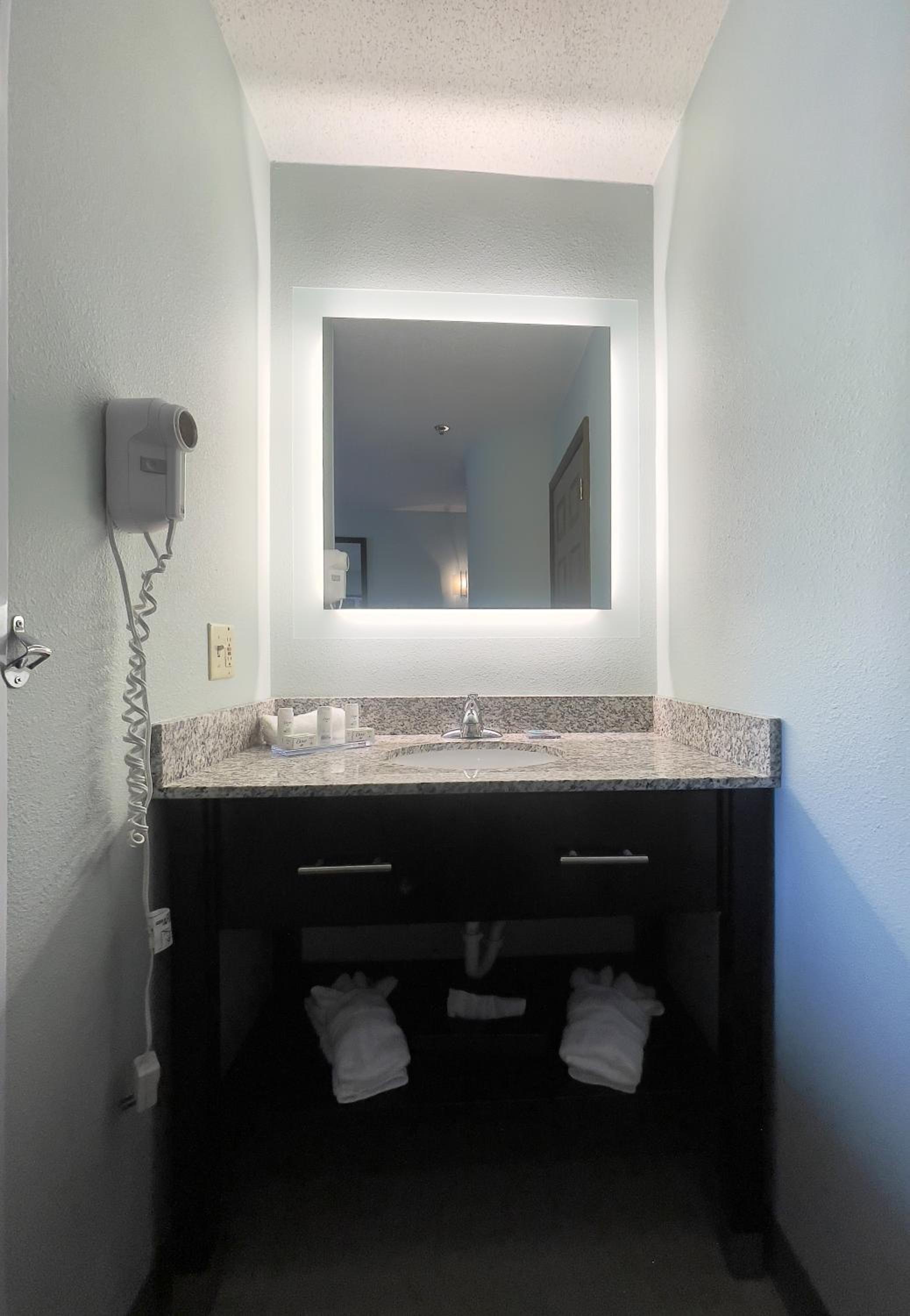 Queen Room - Non-Smoking - Photo 17