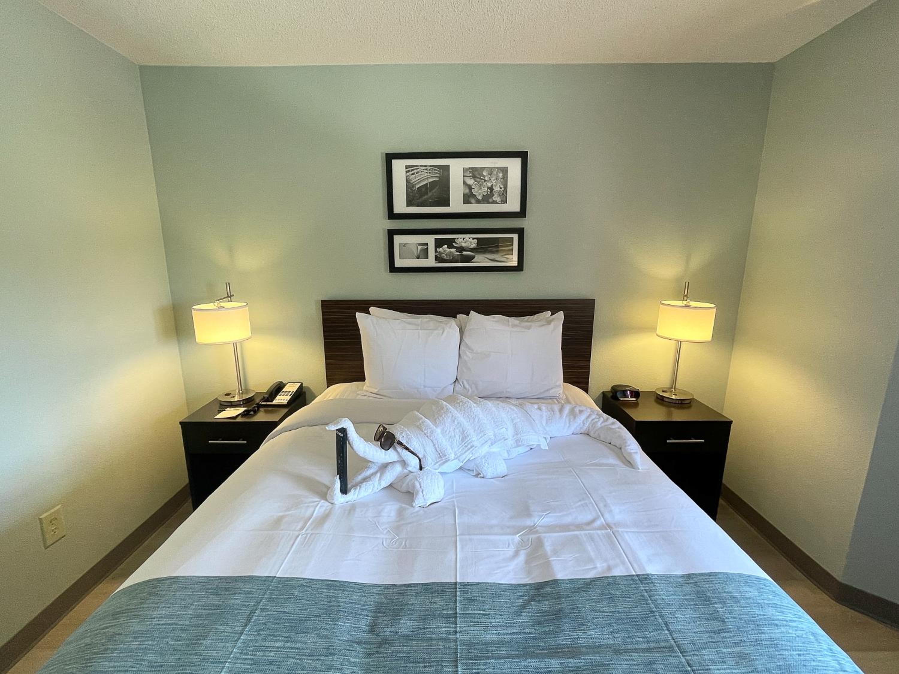 Queen Room with Bathtub and Grab Bars - Mobility Access/Non-Smoking - Photo 6