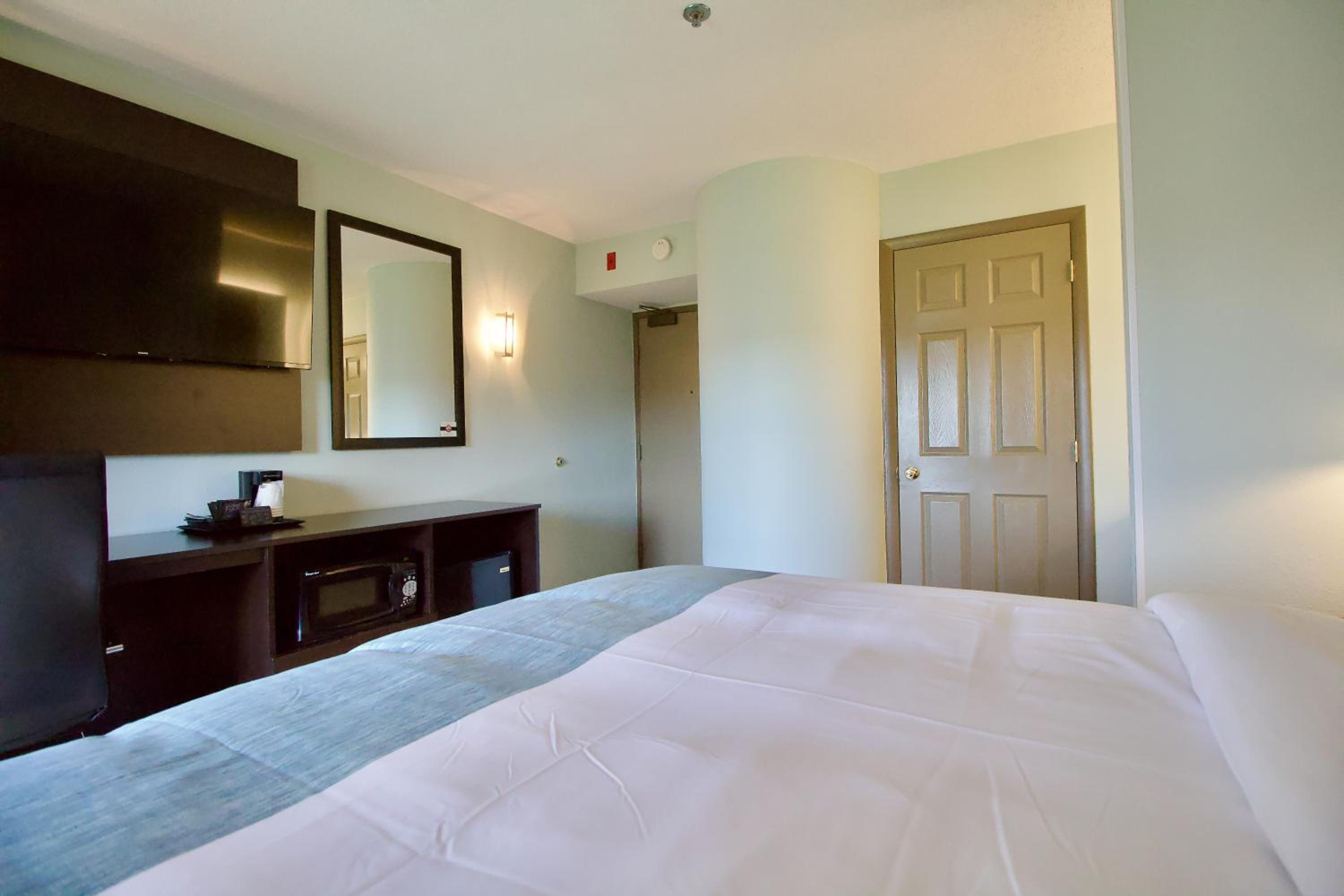 Queen Room - Non-Smoking - Photo 2