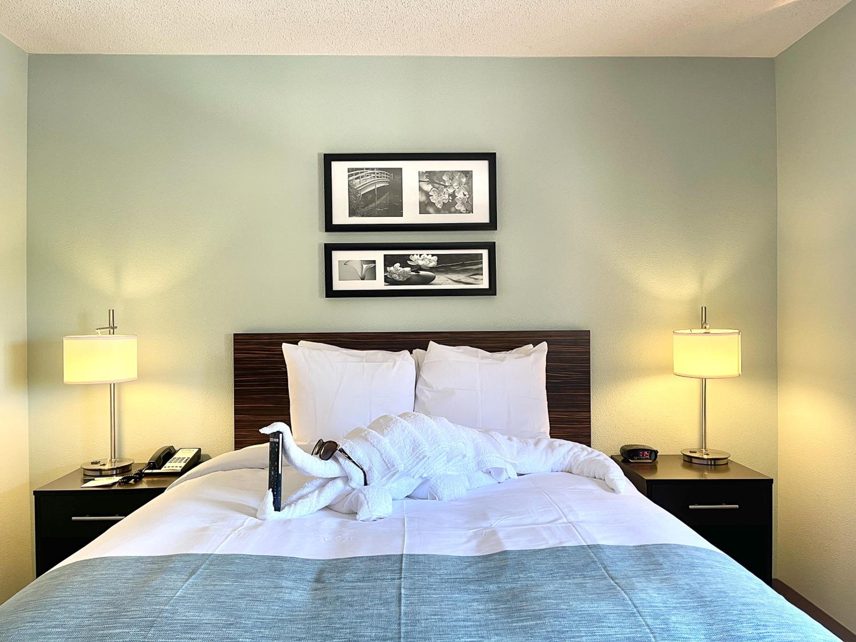 Queen Room with Bathtub and Grab Bars - Mobility Access/Non-Smoking - Photo 4