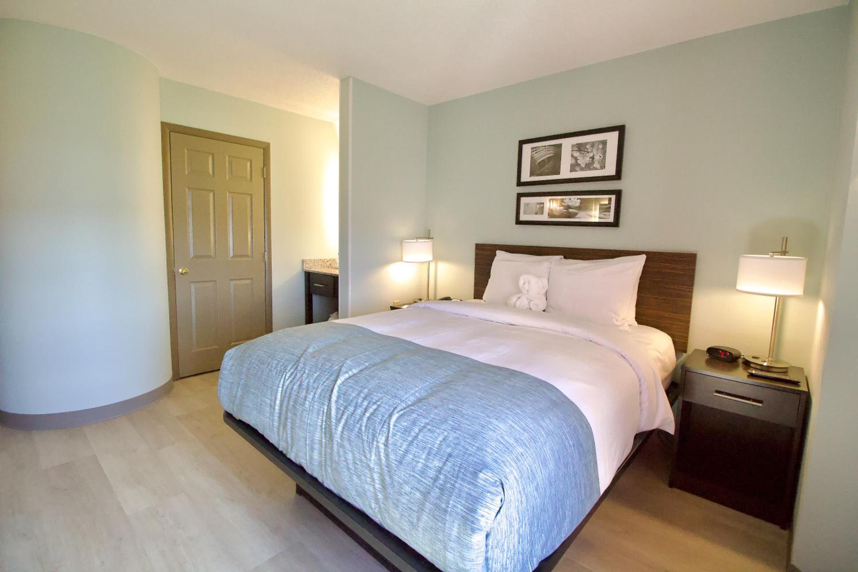 Queen Room - Non-Smoking - Photo 15