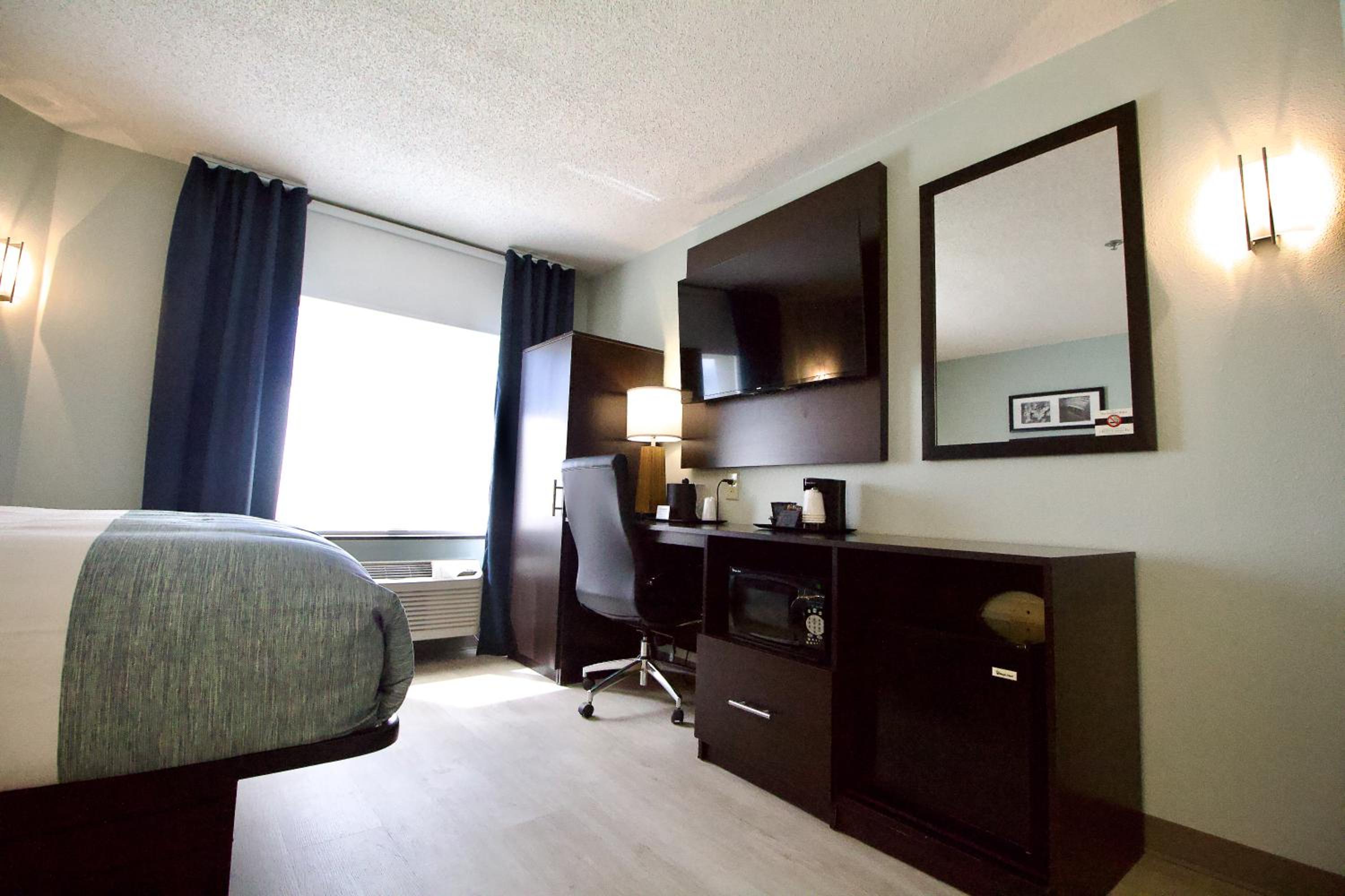 Queen Room - Non-Smoking - Photo 13