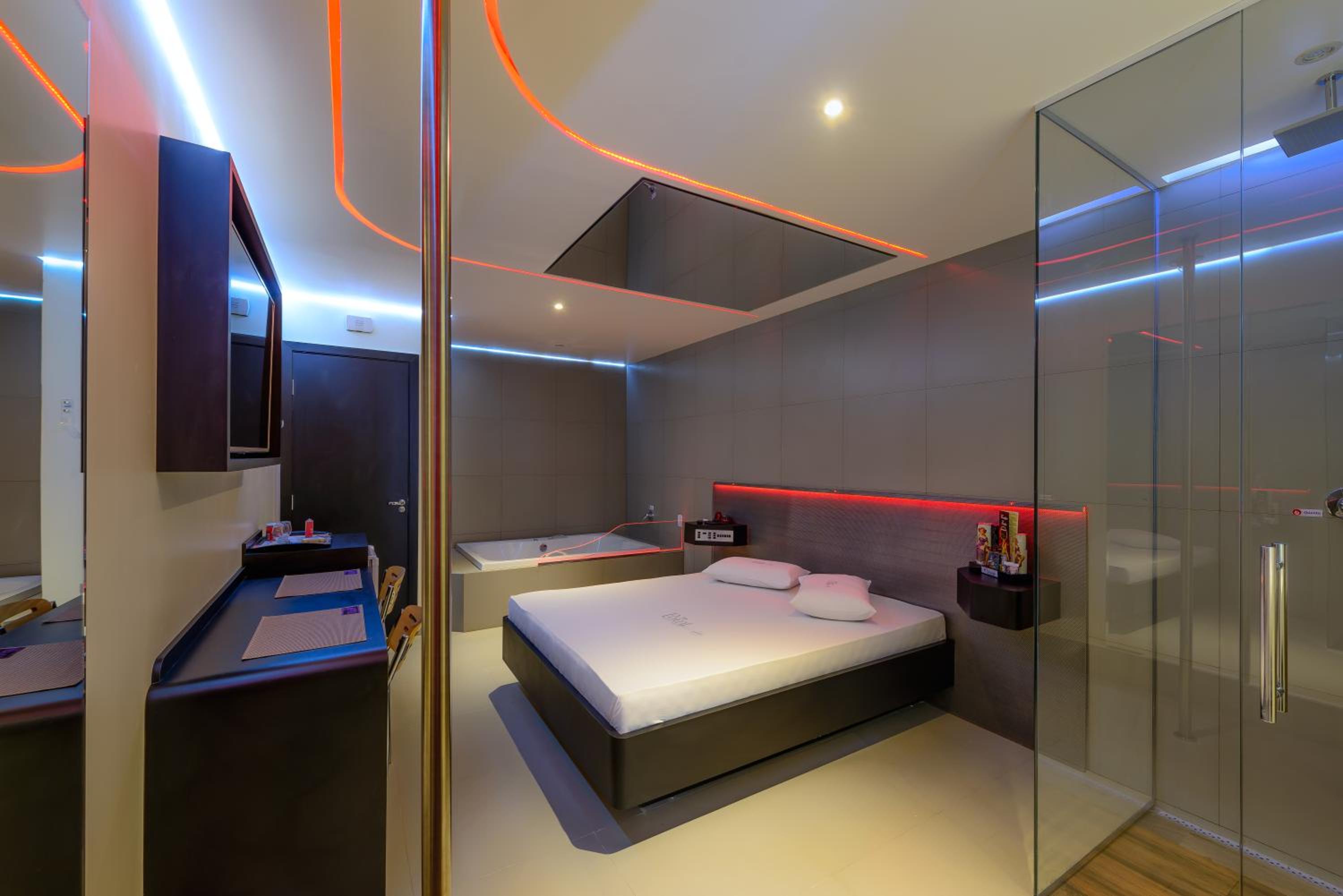 Queen Suite with Spa Bath photo 2