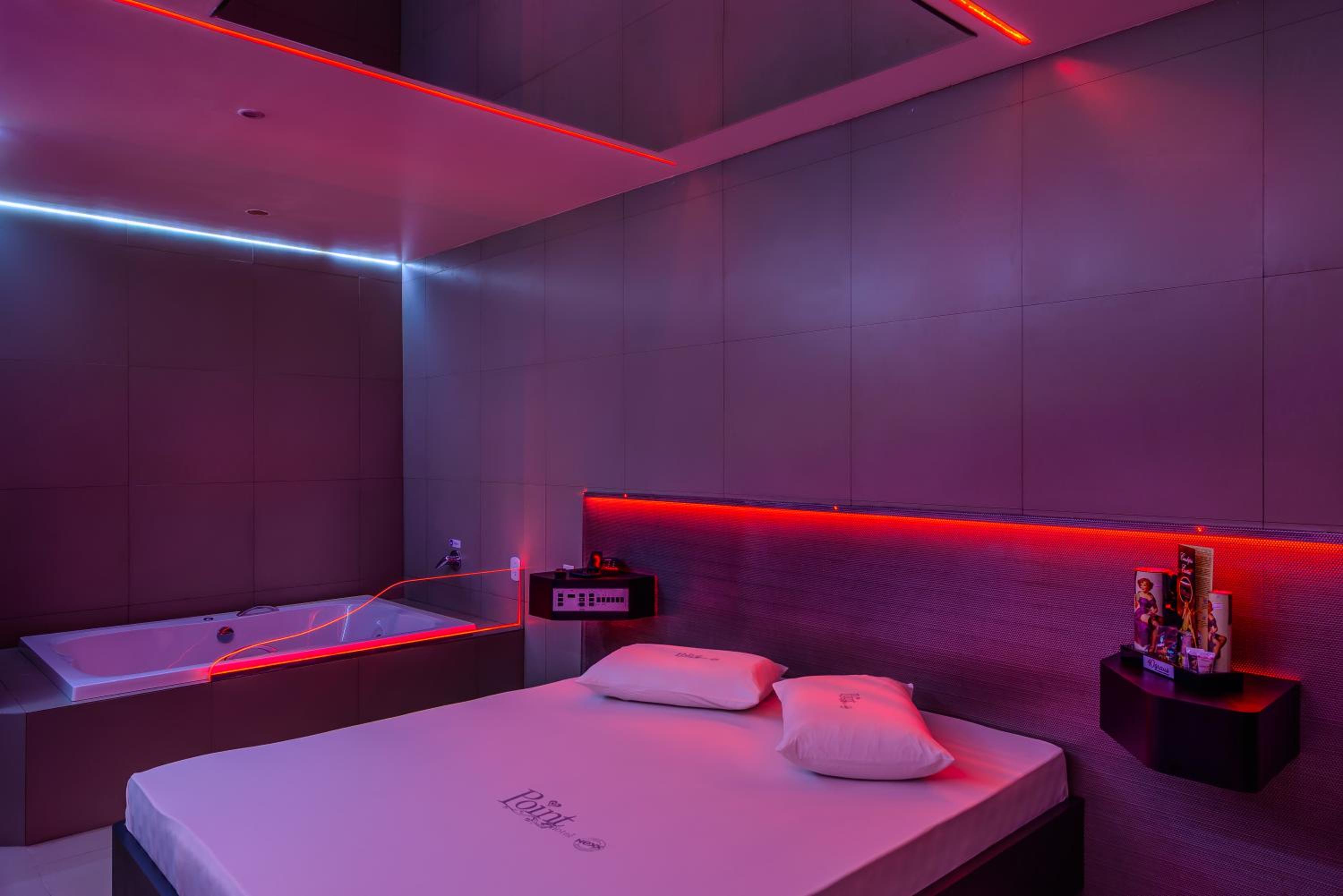 Queen Suite with Spa Bath photo 3