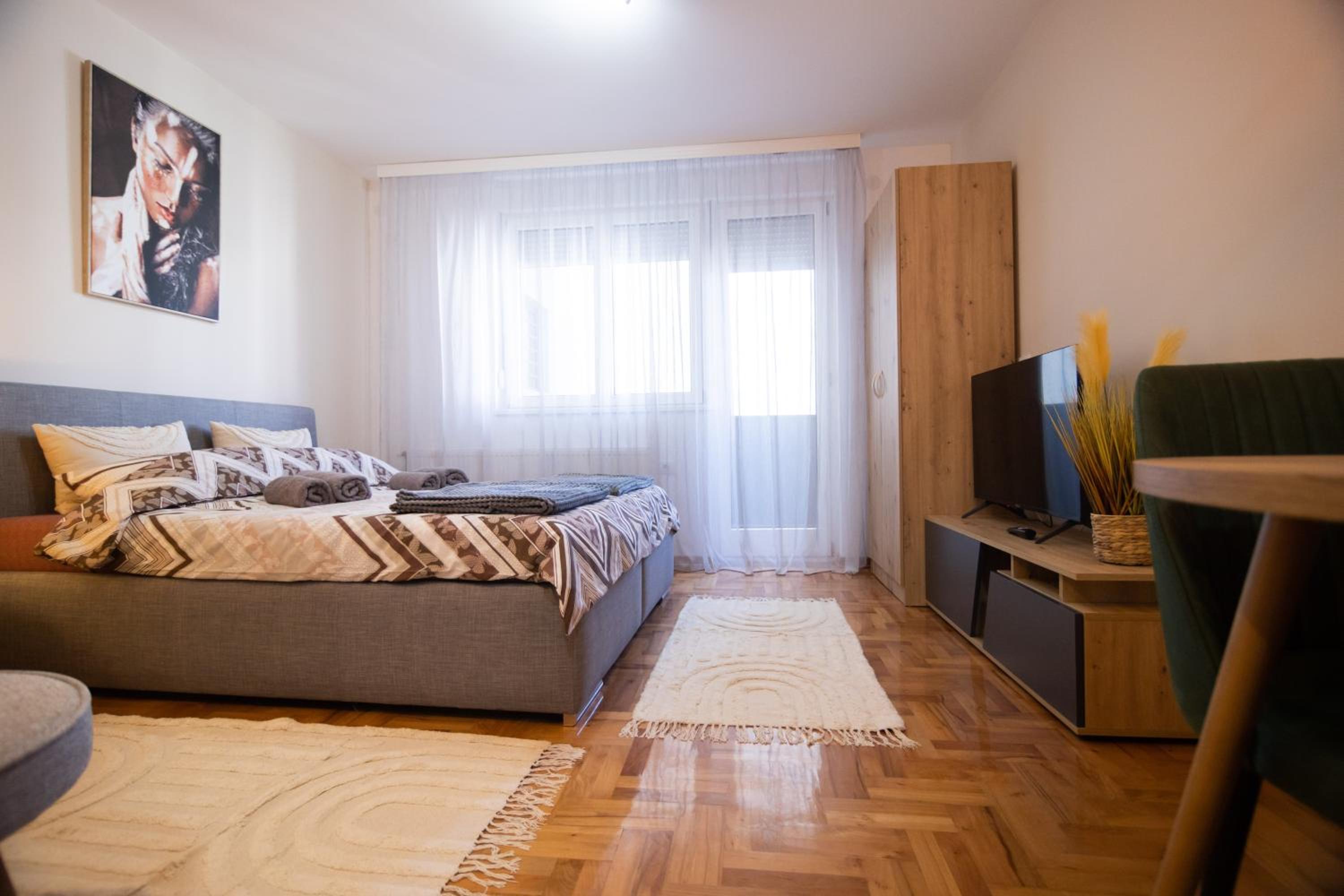 One-Bedroom Apartment photo 1