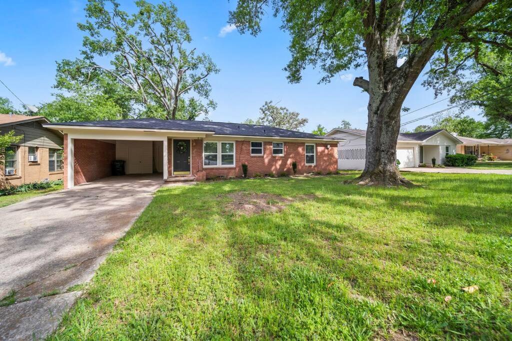 Three-Bedroom House photo 2