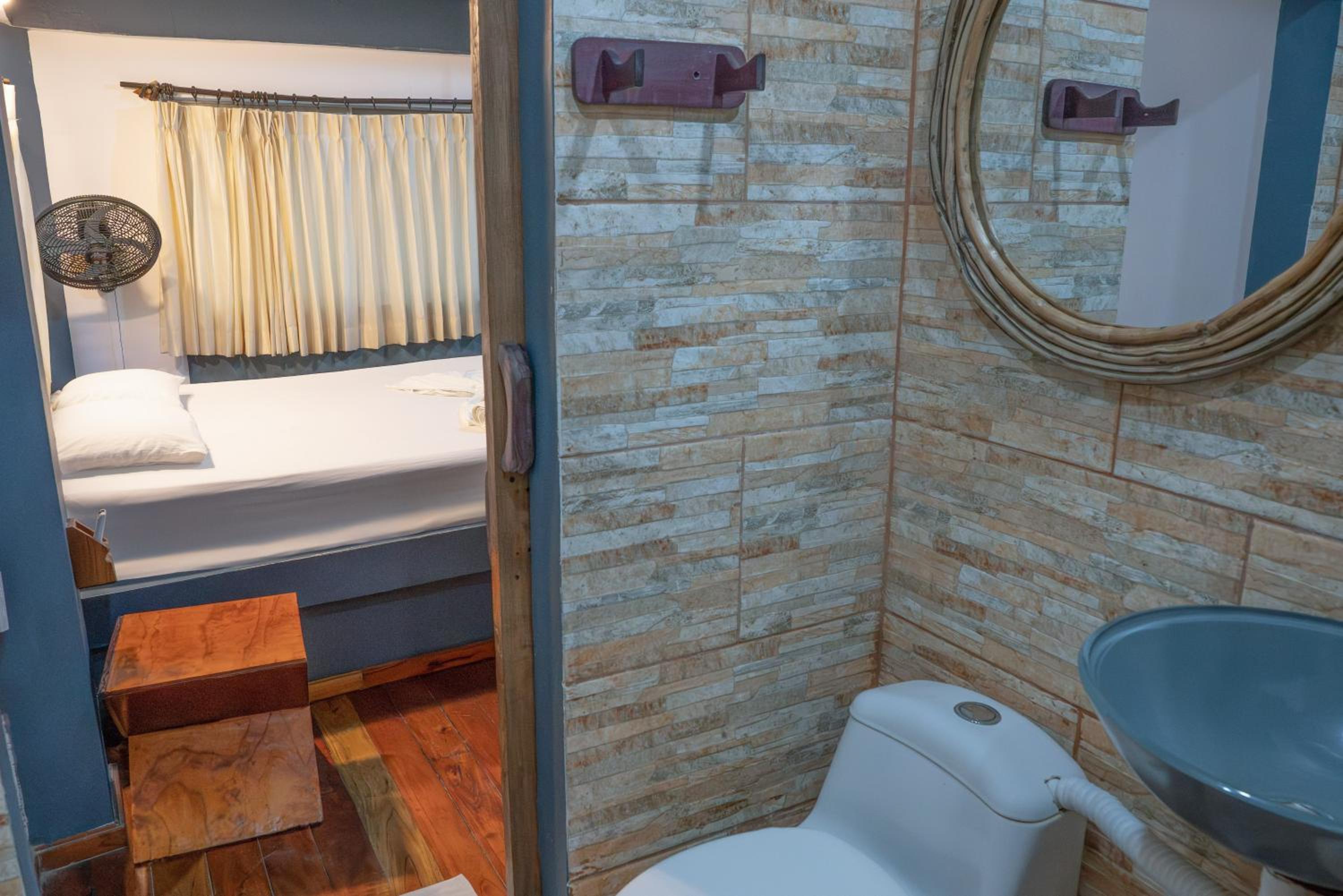 Double Room with Private Bathroom - Photo 6