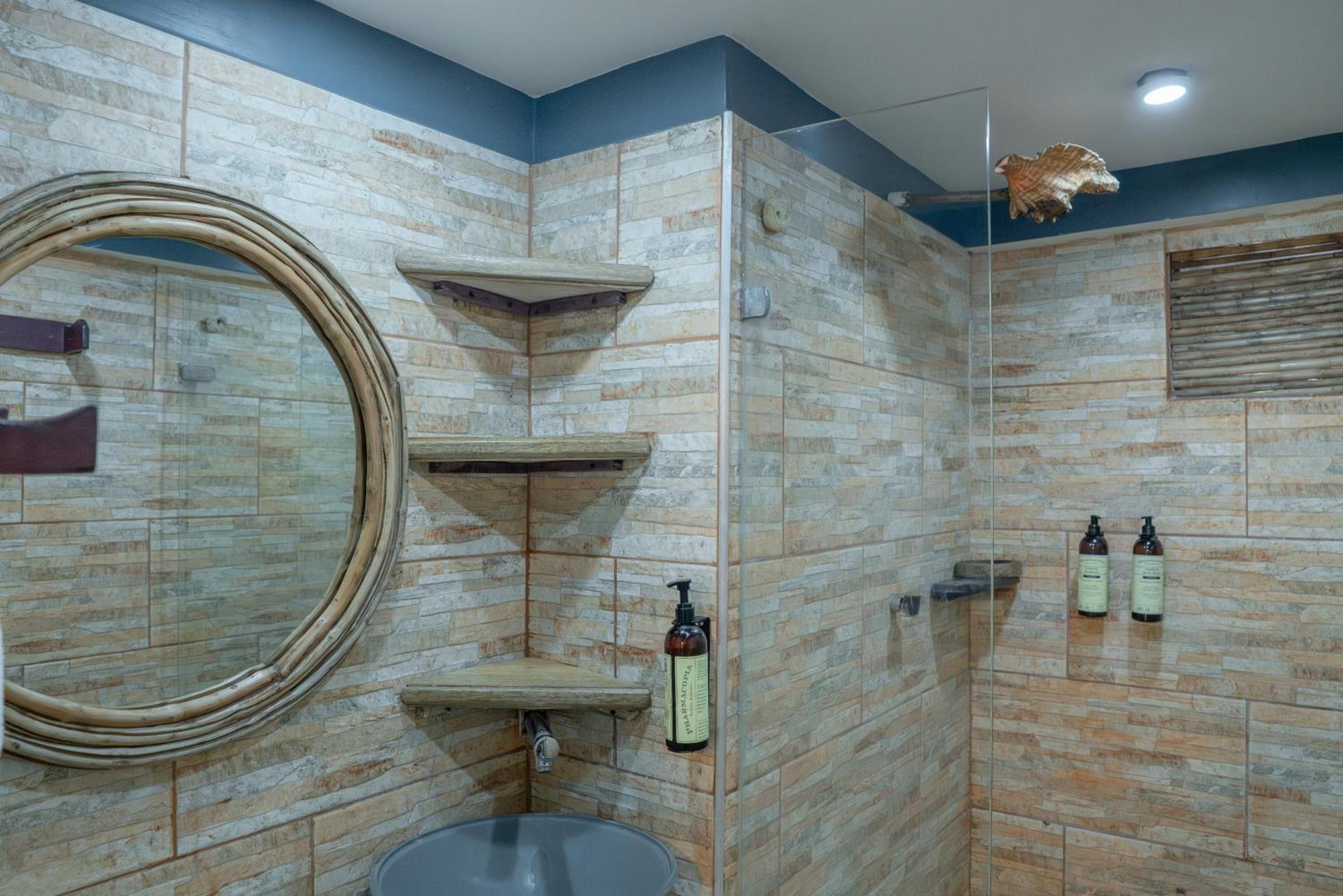 Double Room with Private Bathroom - Photo 3