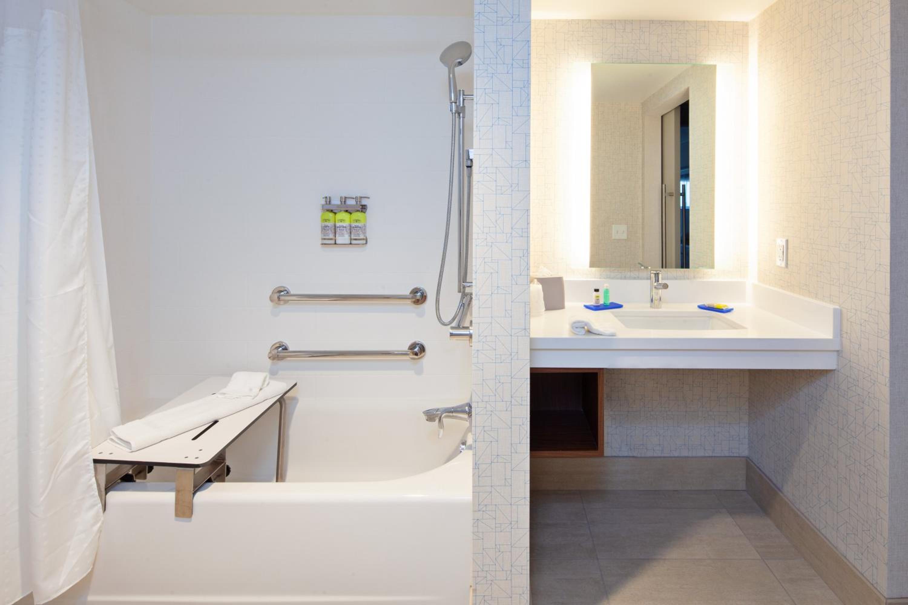 Standard King Room with Mobility Accessible Tub - Photo 3