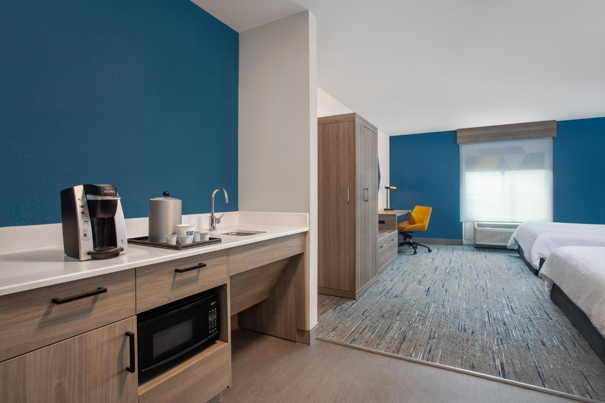 Standard Queen Room with Two Queen Beds and Tub - Mobility/Communications Accessible - Photo 1