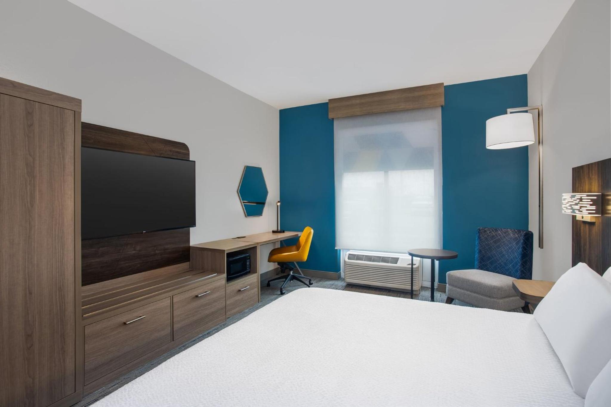 Standard King Room with Mobility Accessible Roll-In Shower - Photo 1