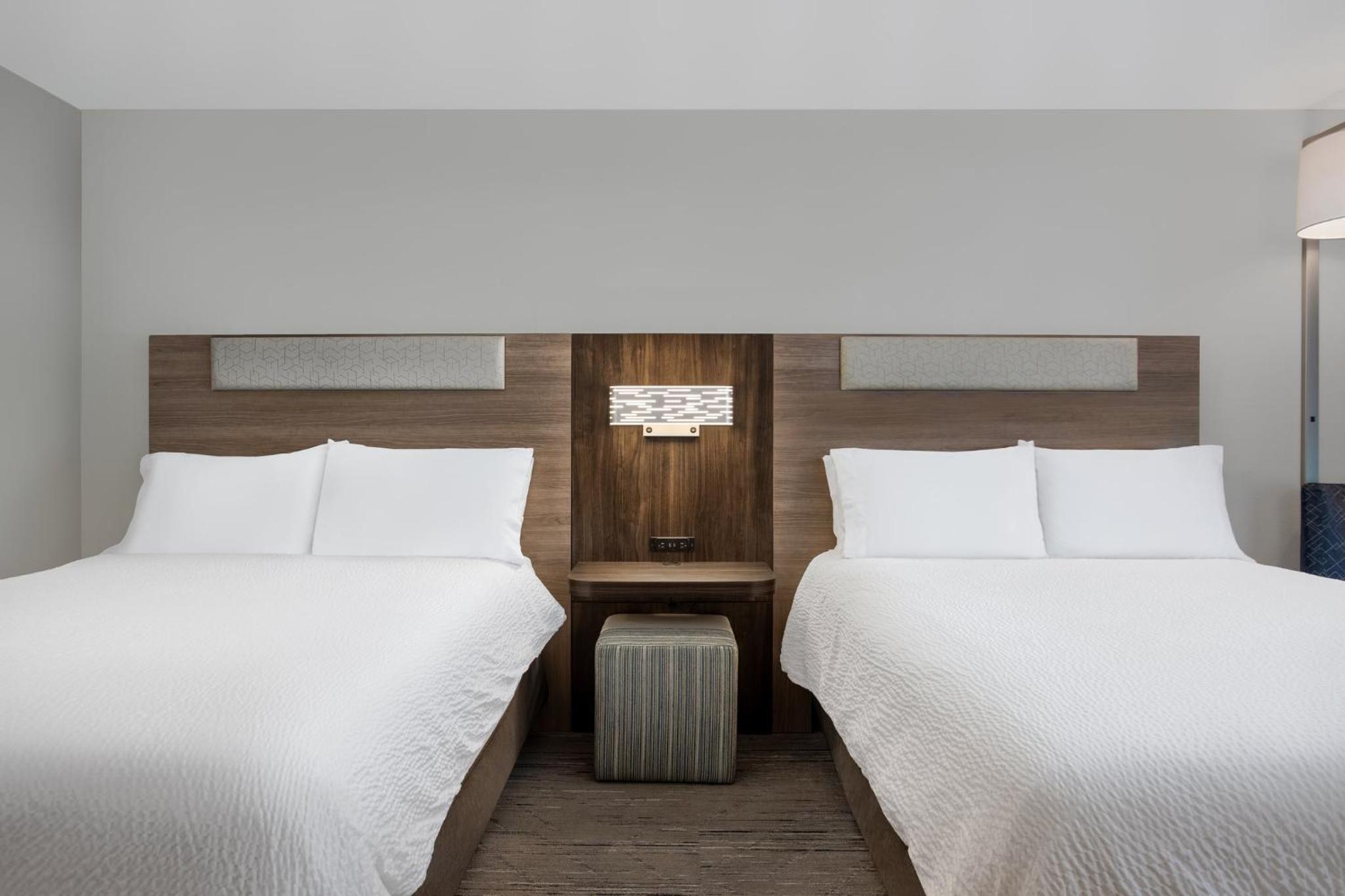 Standard Room with Two Queen Beds - Photo 4