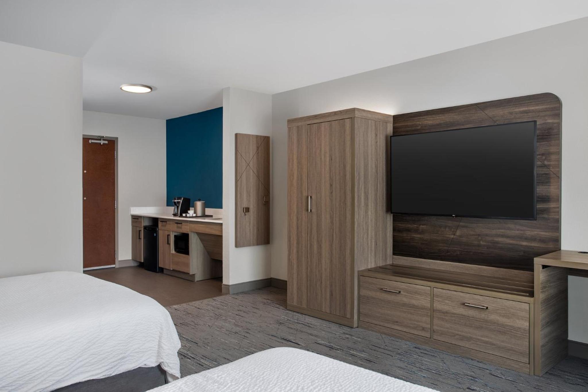 Standard Queen Room with Two Queen Beds and Tub - Mobility/Communications Accessible - Photo 5