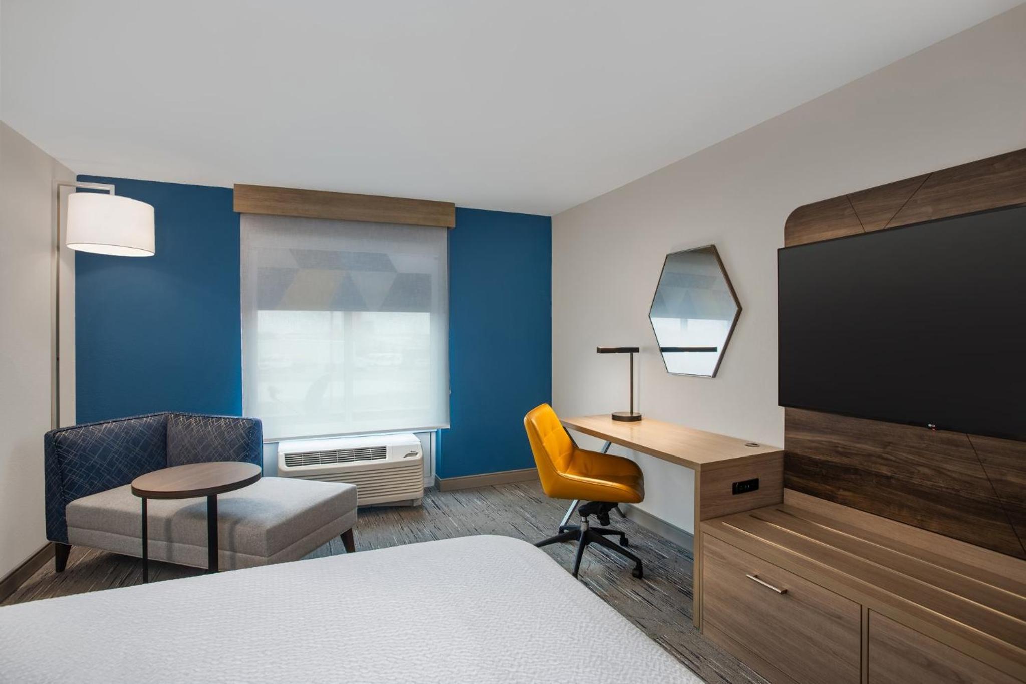 Standard King Room with Extra Floor Space - Photo 5