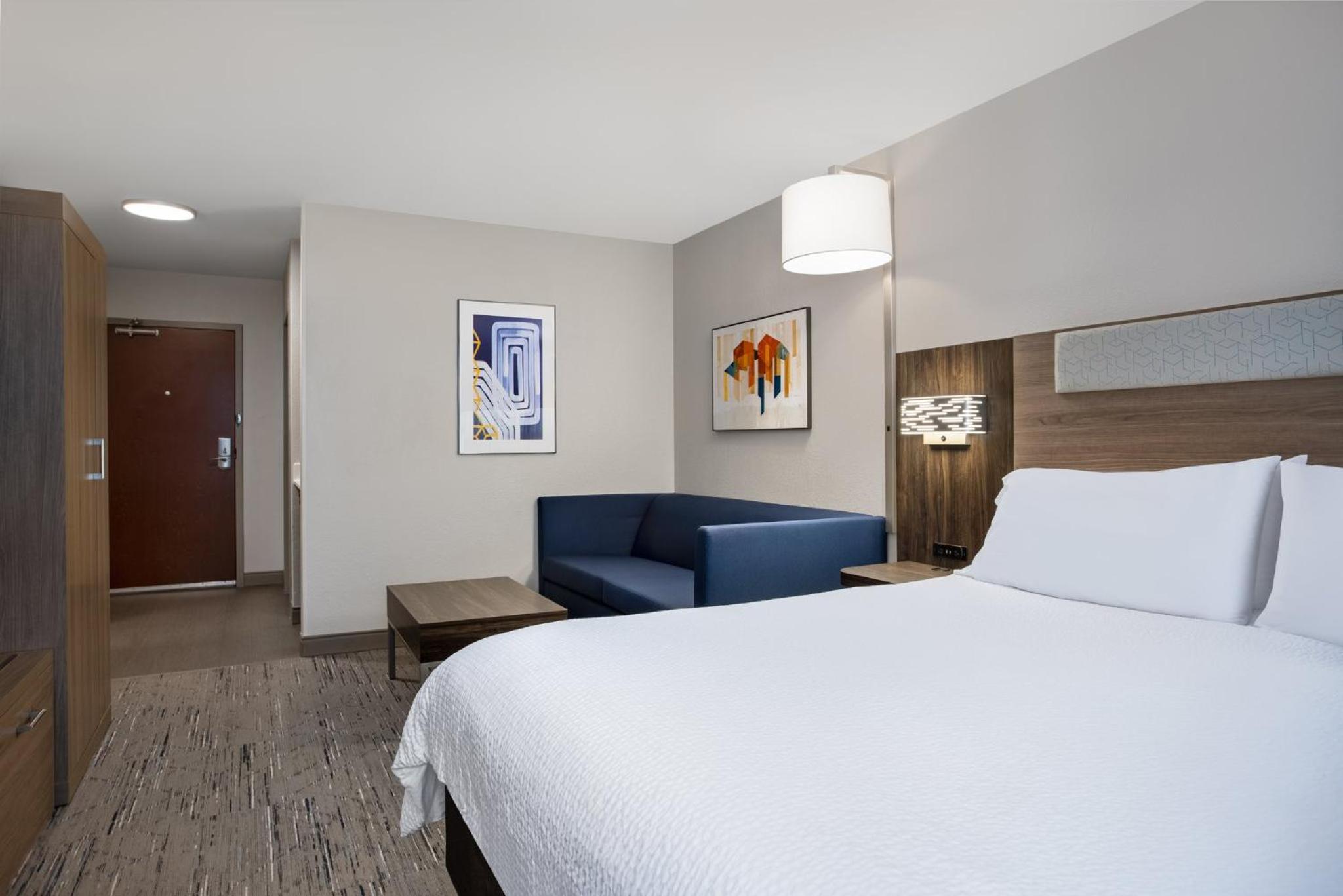 Deluxe King Room - Non-Smoking - Photo 2