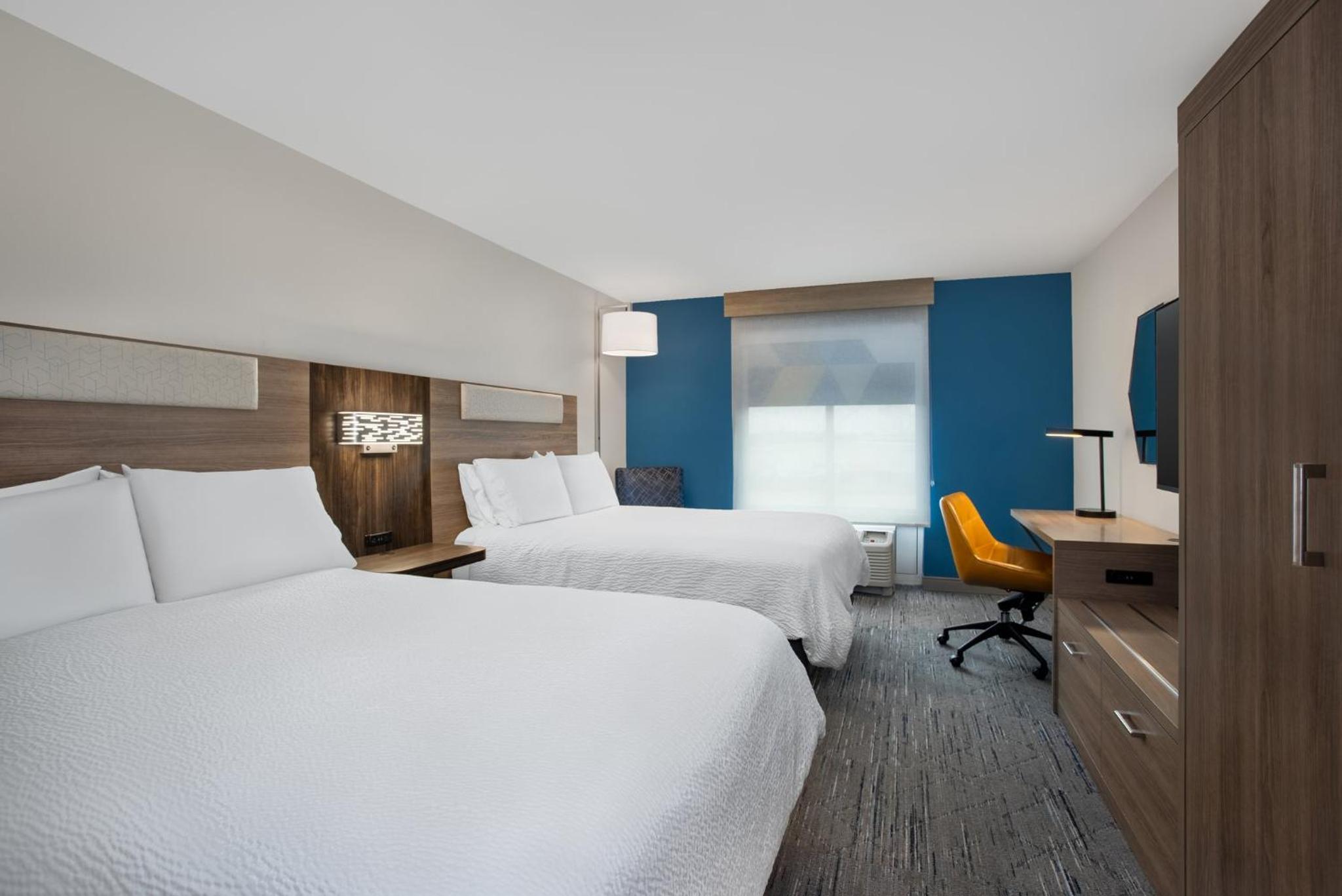 Standard Room with Two Queen Beds - Photo 5