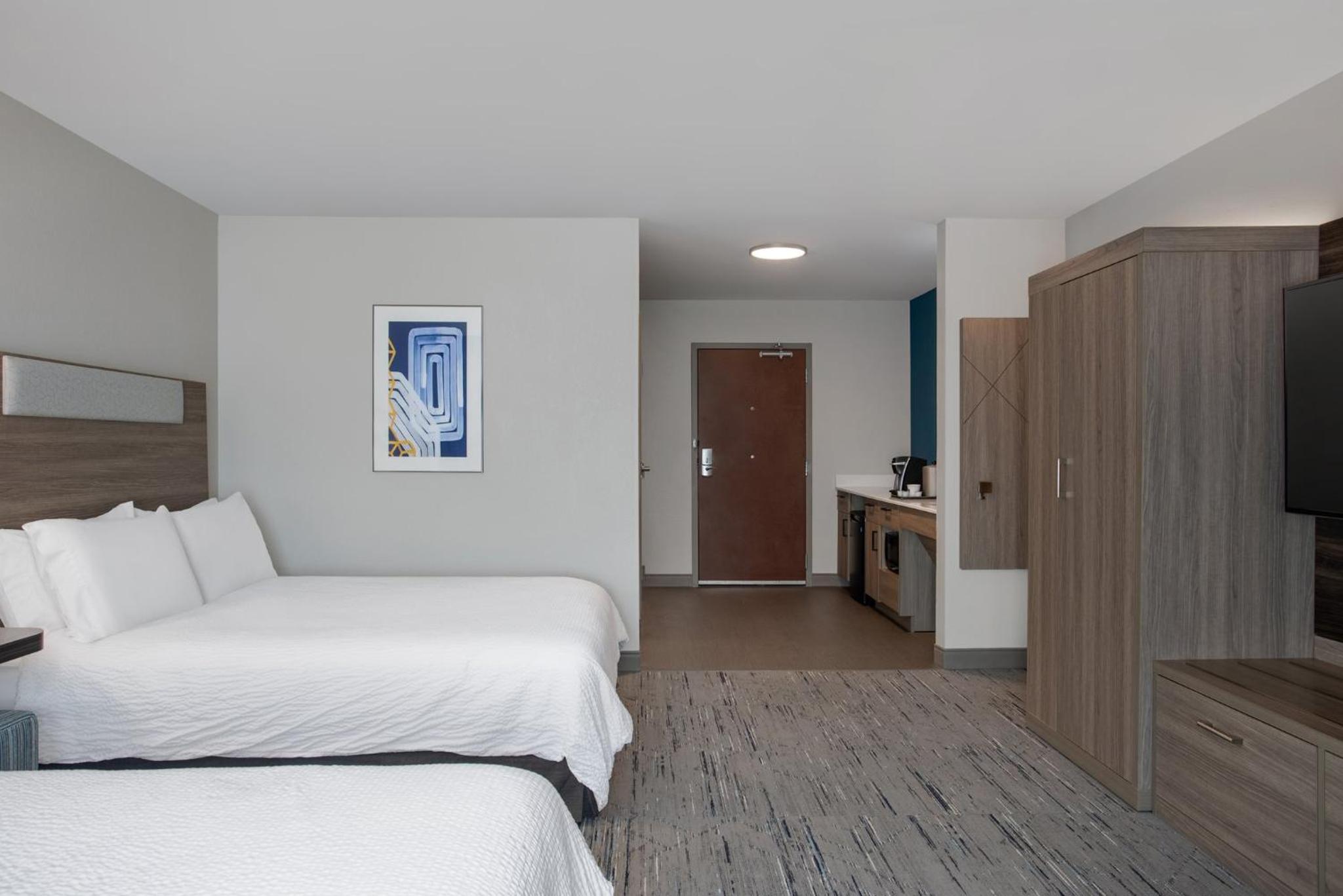Standard Queen Room with Two Queen Beds and Tub - Mobility/Communications Accessible - Photo 4