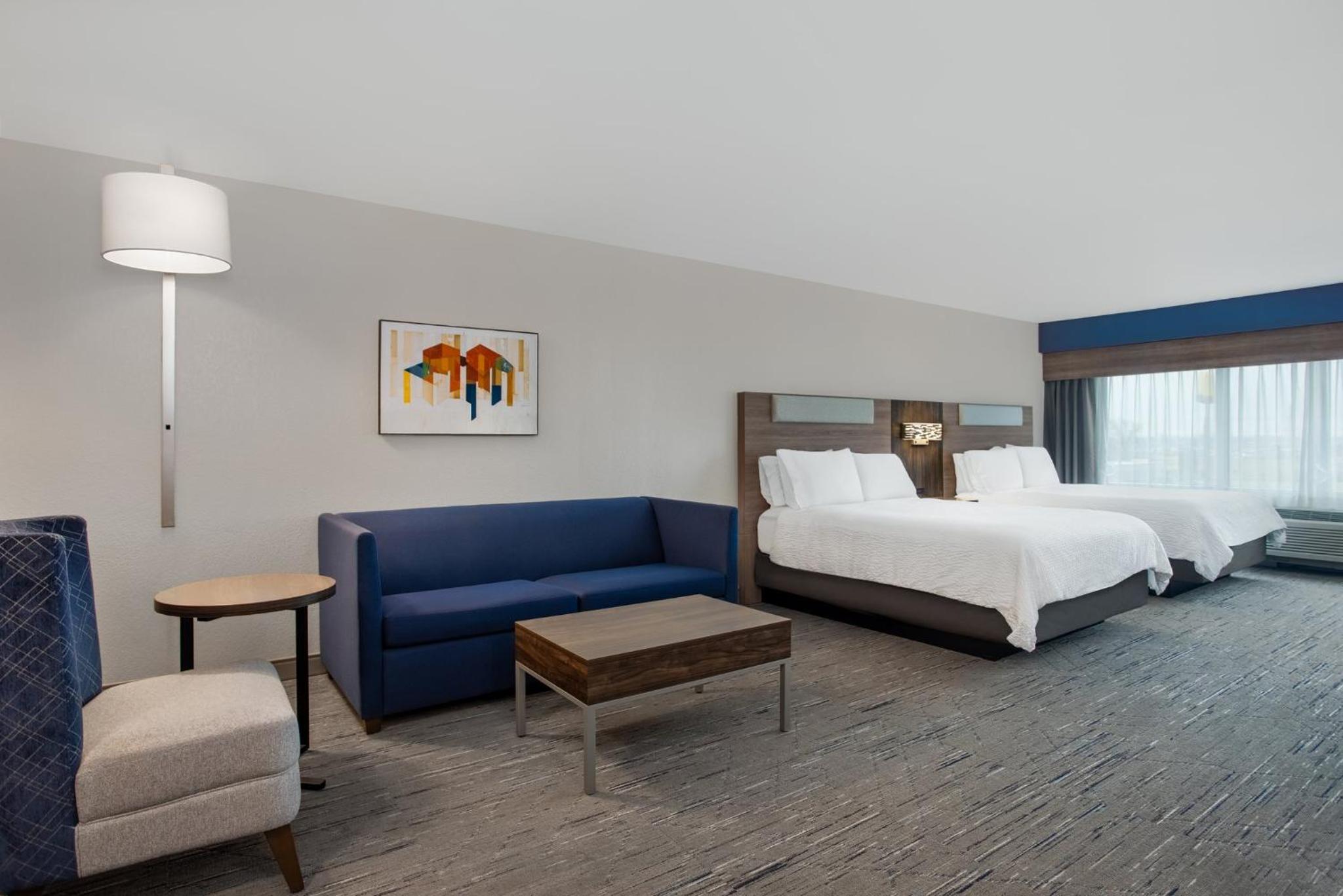 Queen Suite with Sofa Bed - Photo 2