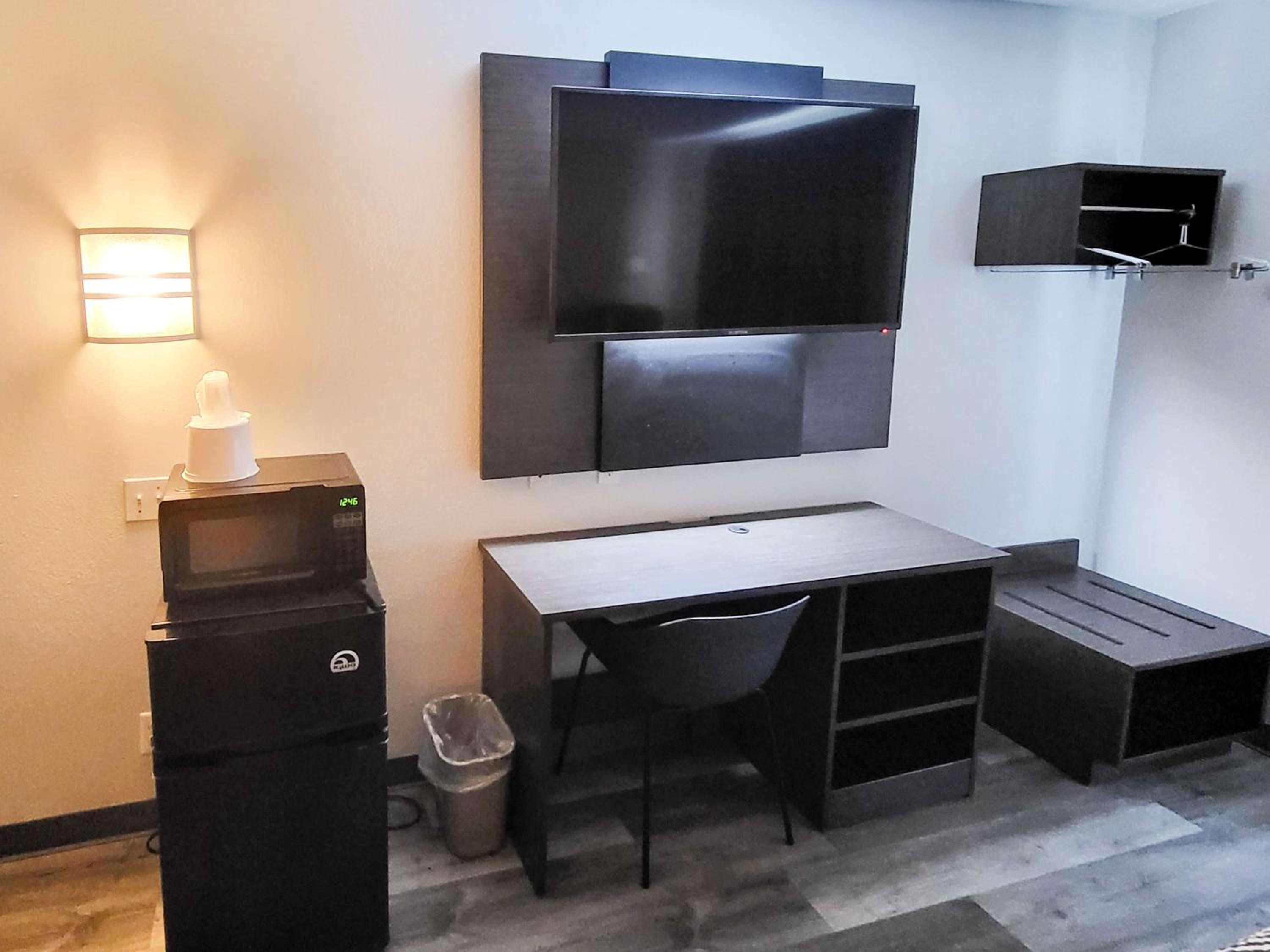 Queen Room - Disability Access - Non-Smoking photo 2
