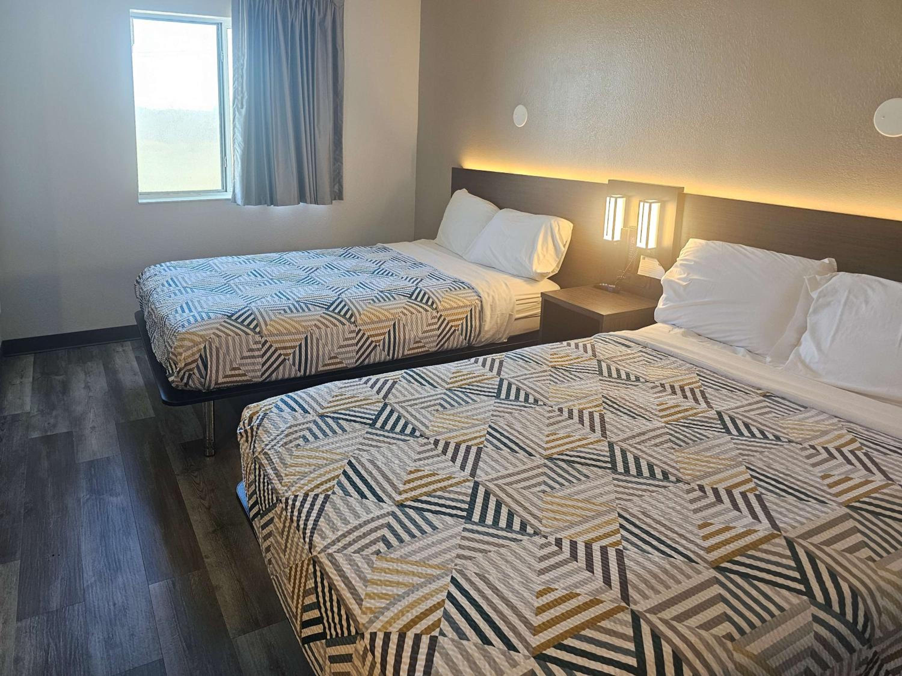Quadruple Room - Non-Smoking - Photo 9