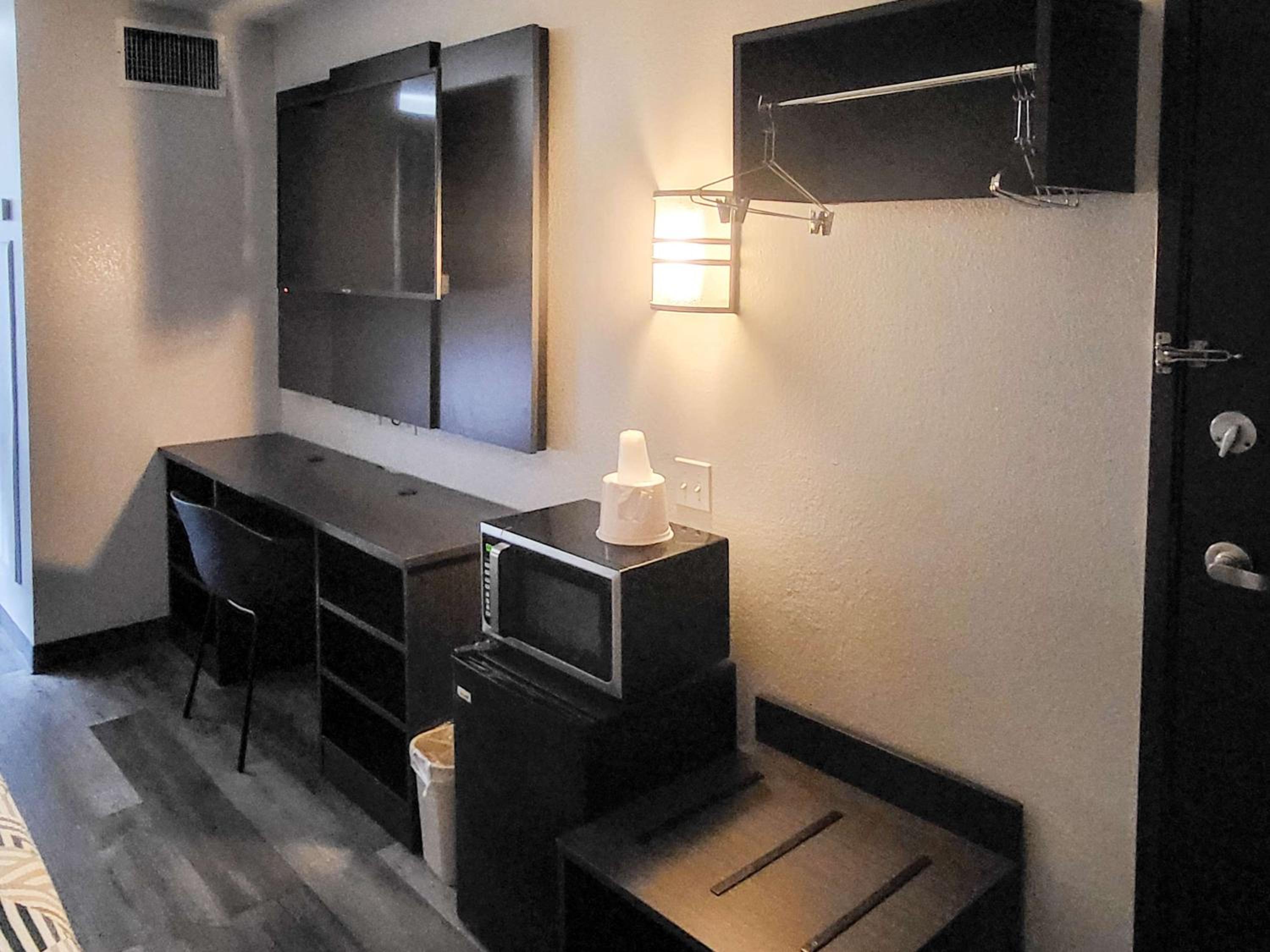 Quadruple Room - Non-Smoking - Photo 10
