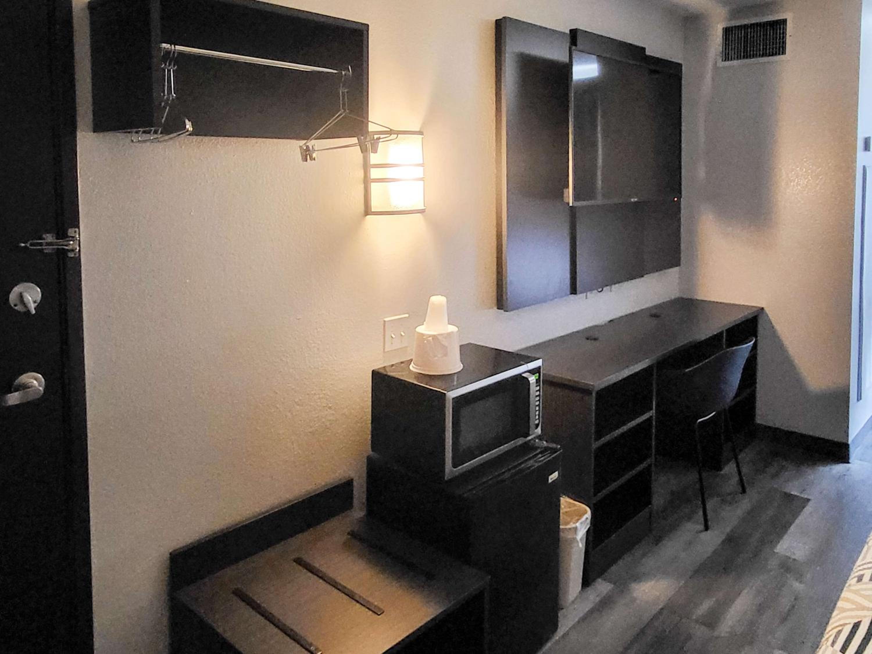 Quadruple Room - Non-Smoking - Photo 1