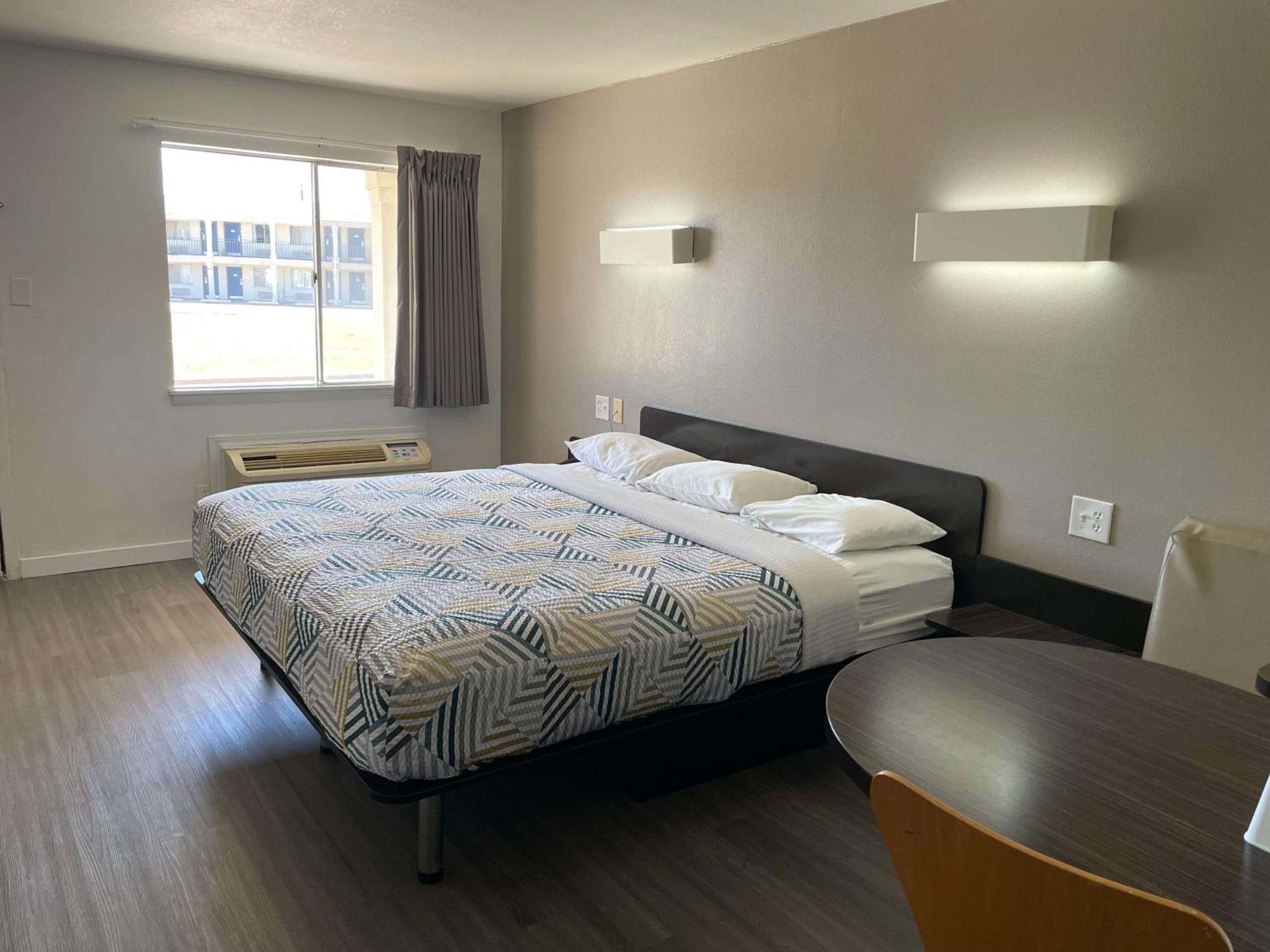 King Room - Disability Access - Non-Smoking photo 1