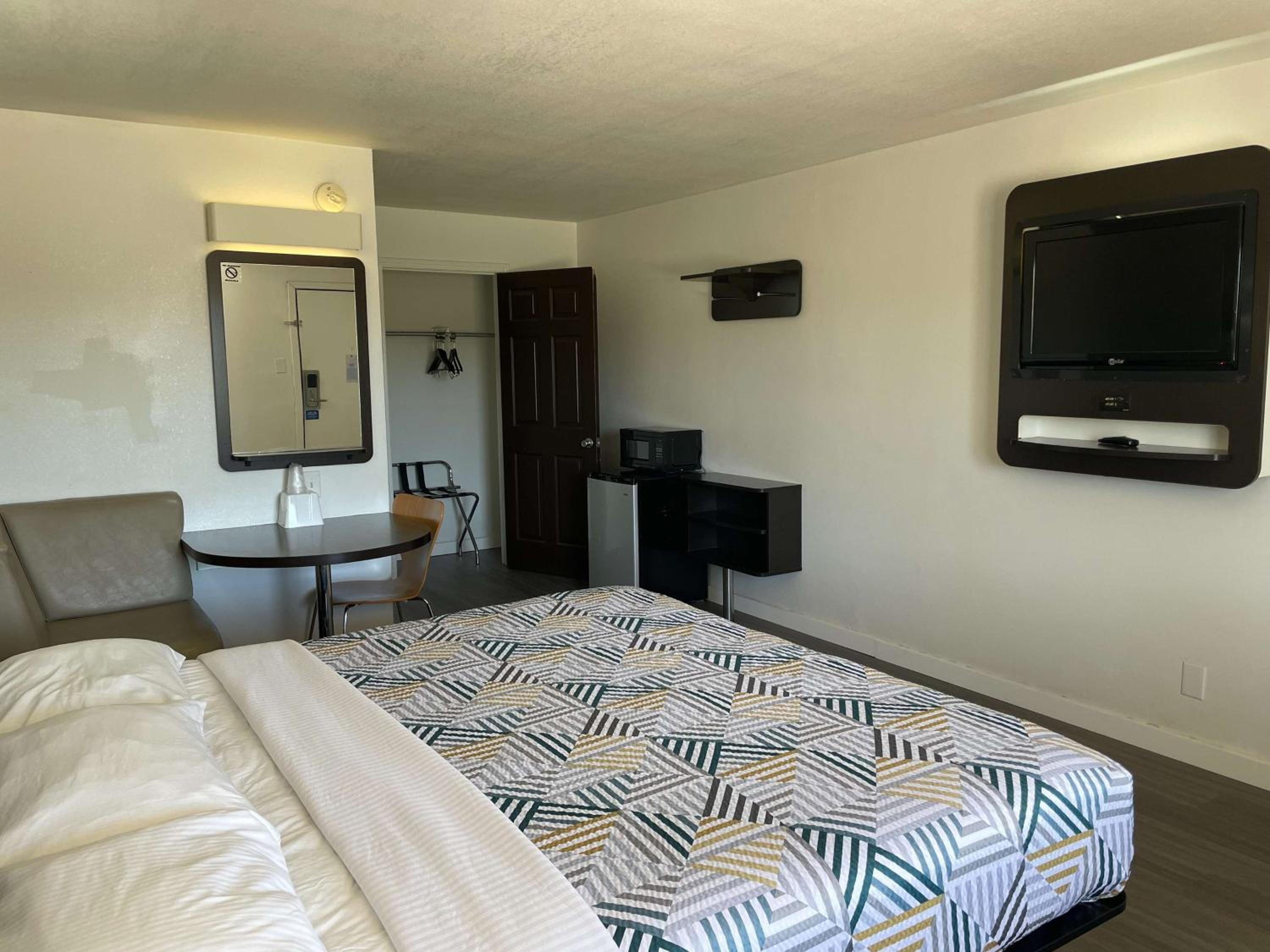 King Room - Non-Smoking photo 1