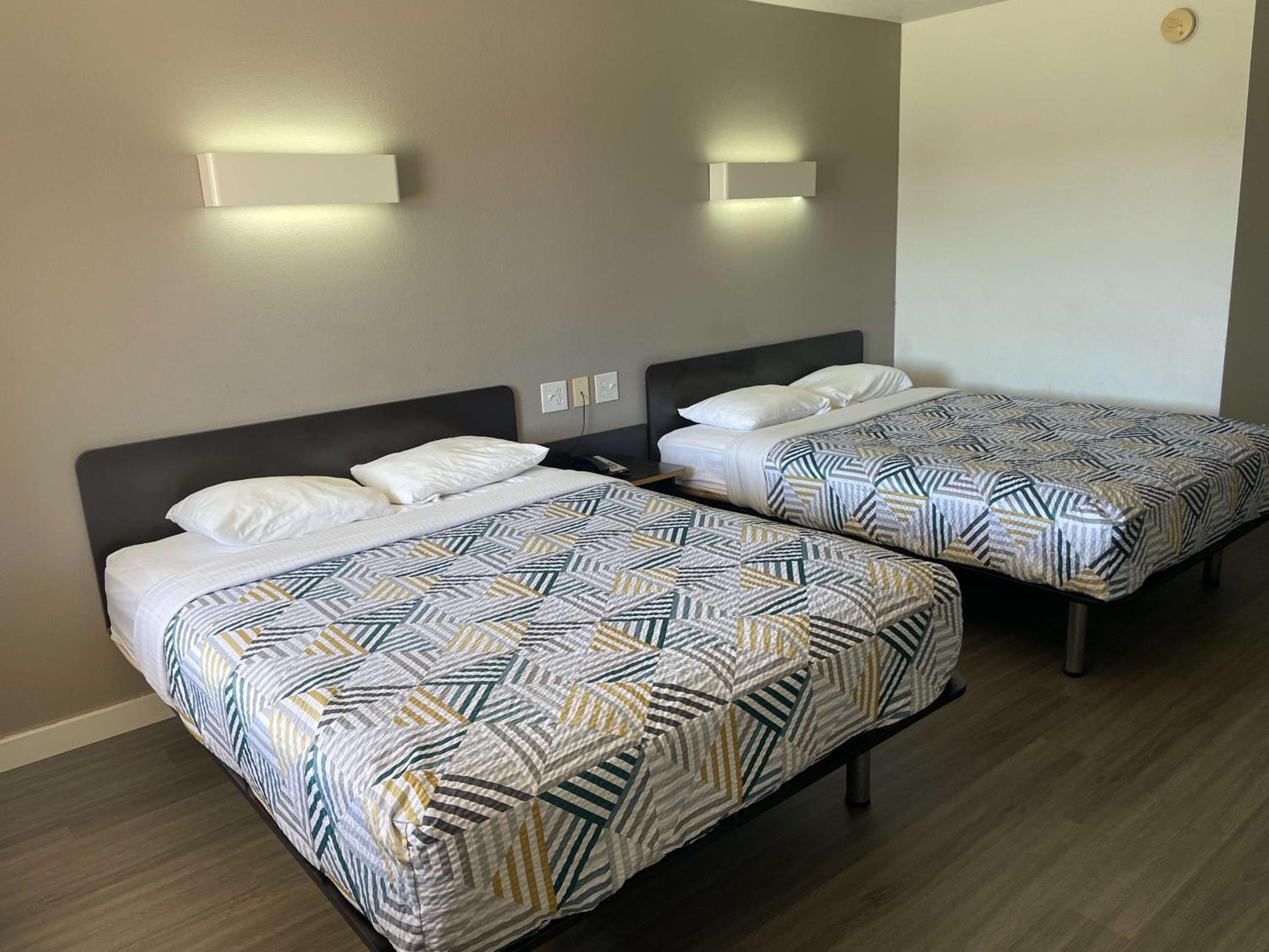 Queen Room with Two Queen Beds - Non-Smoking photo 1