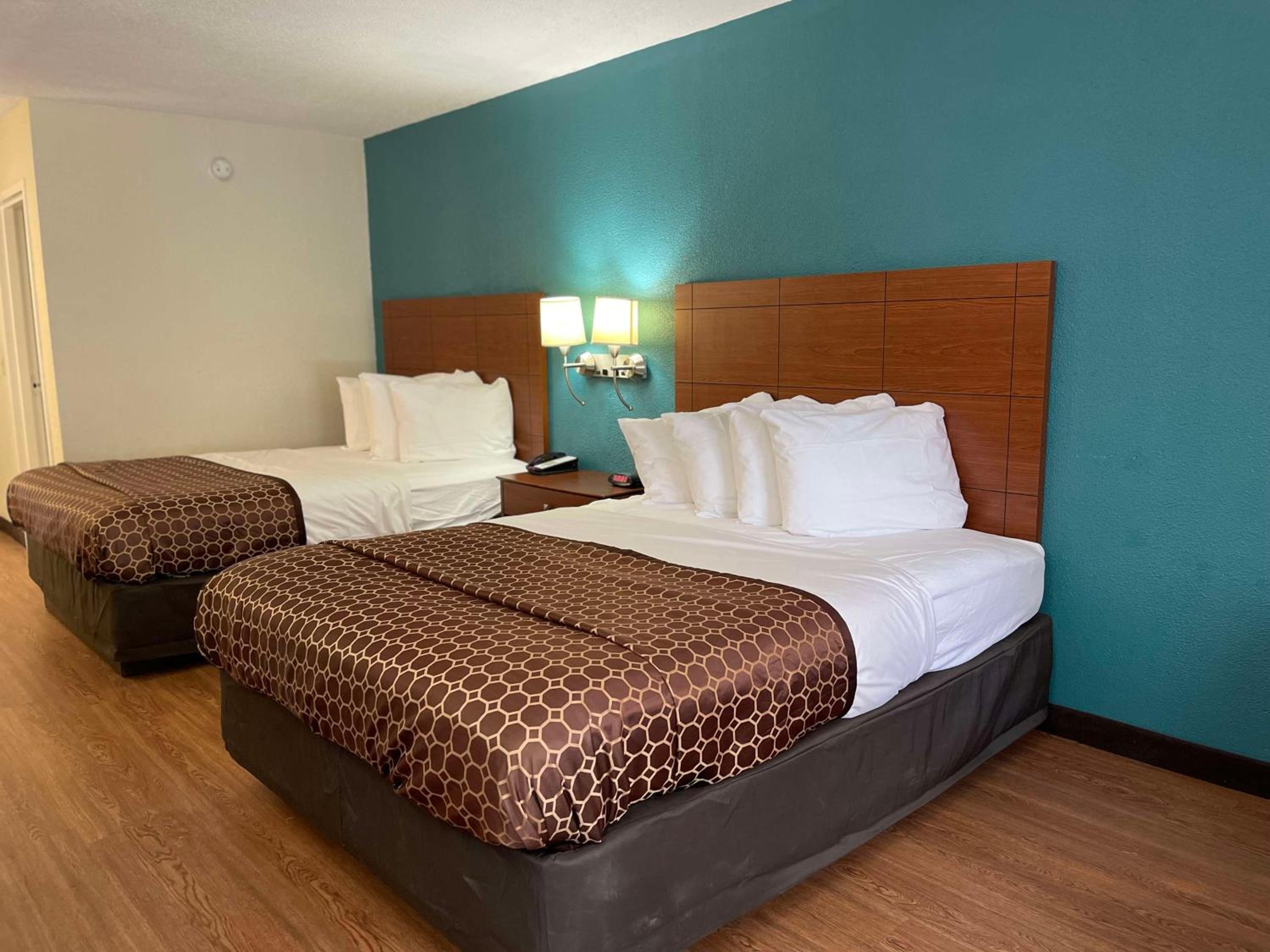 Queen Room with Two Queen Beds - Non-Smoking - Photo 2