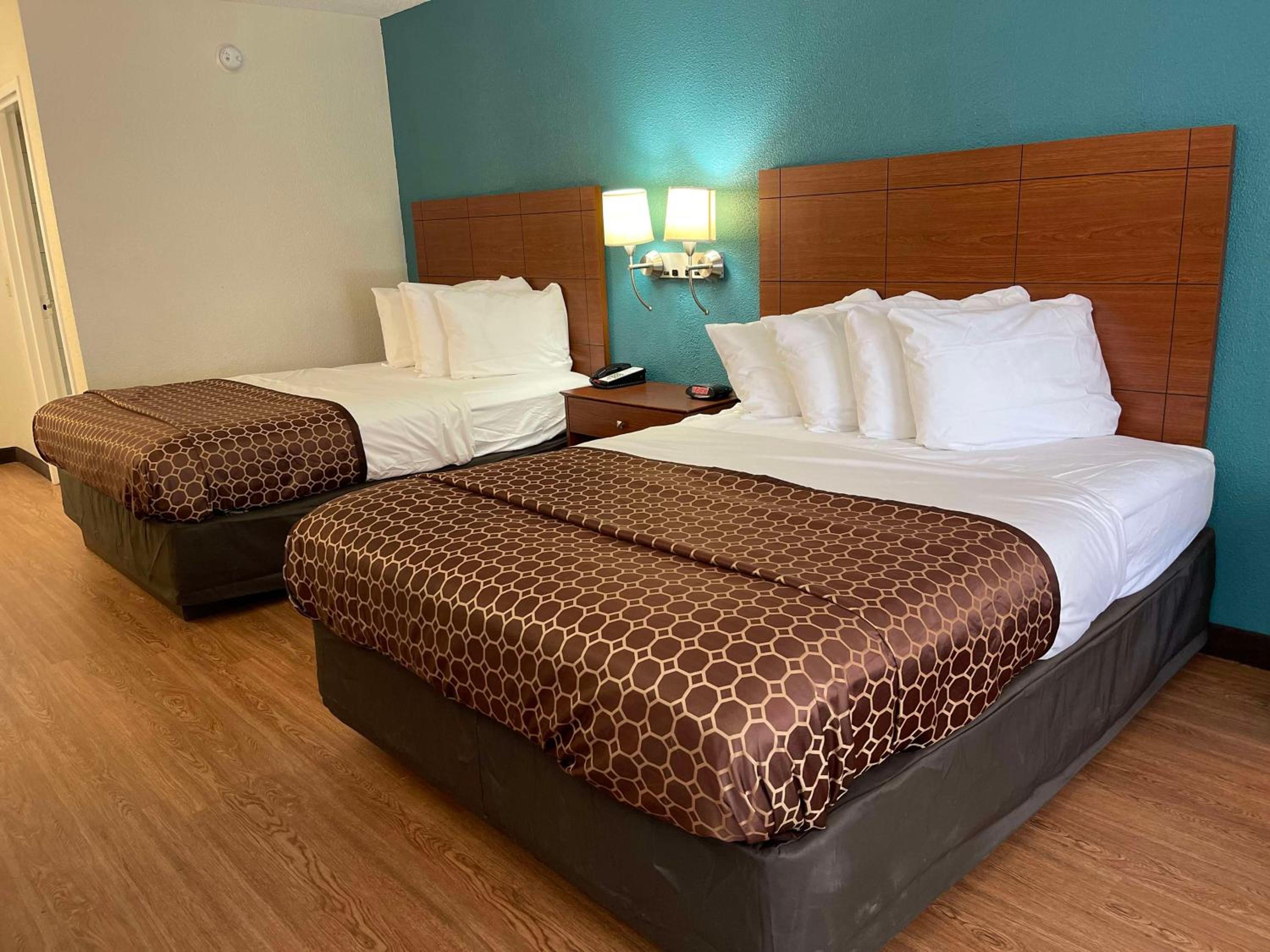 Queen Room with Two Queen Beds - Non-Smoking - Photo 3
