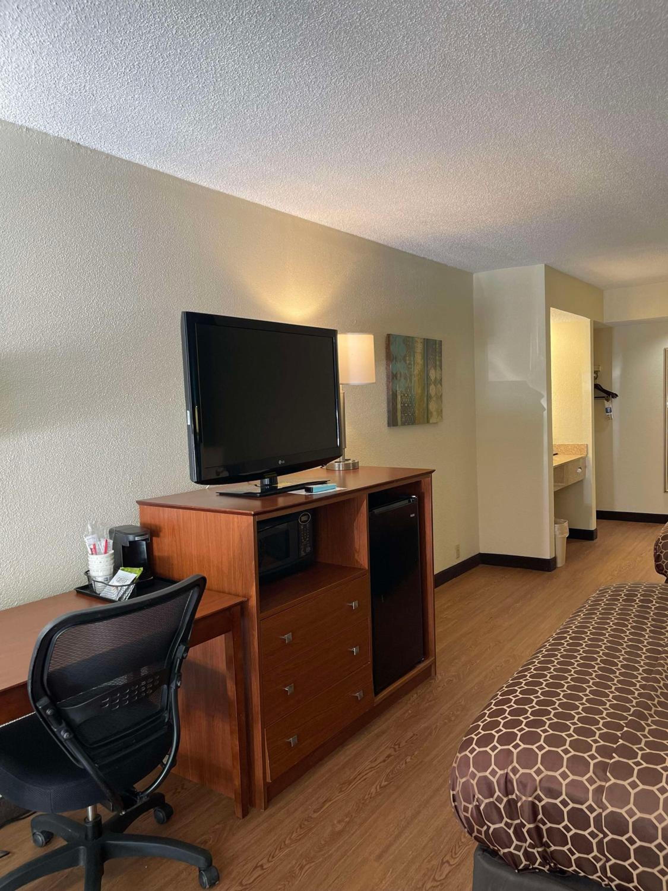 Queen Room with Two Queen Beds - Non-Smoking - Photo 5
