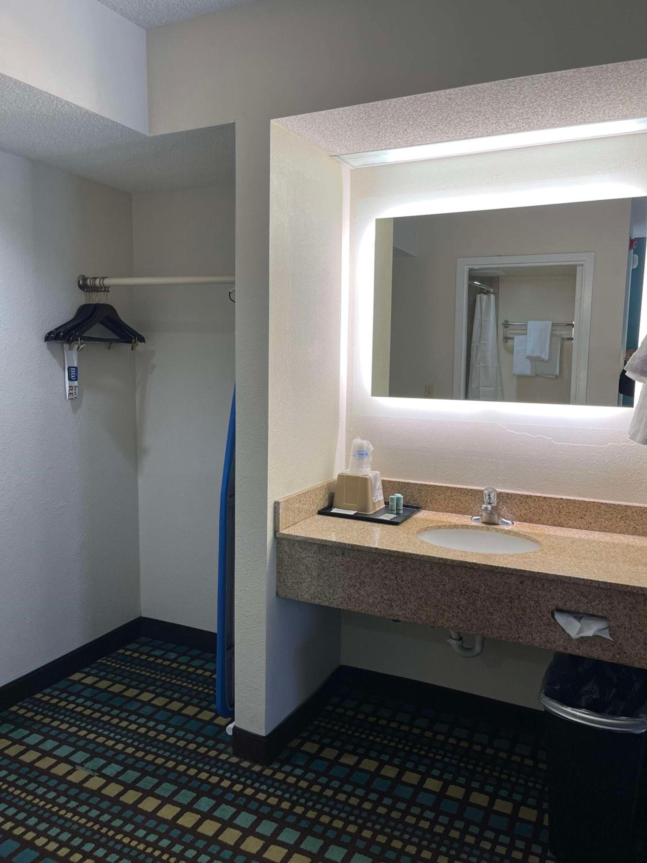 King Suite - Non-Smoking - Photo 2