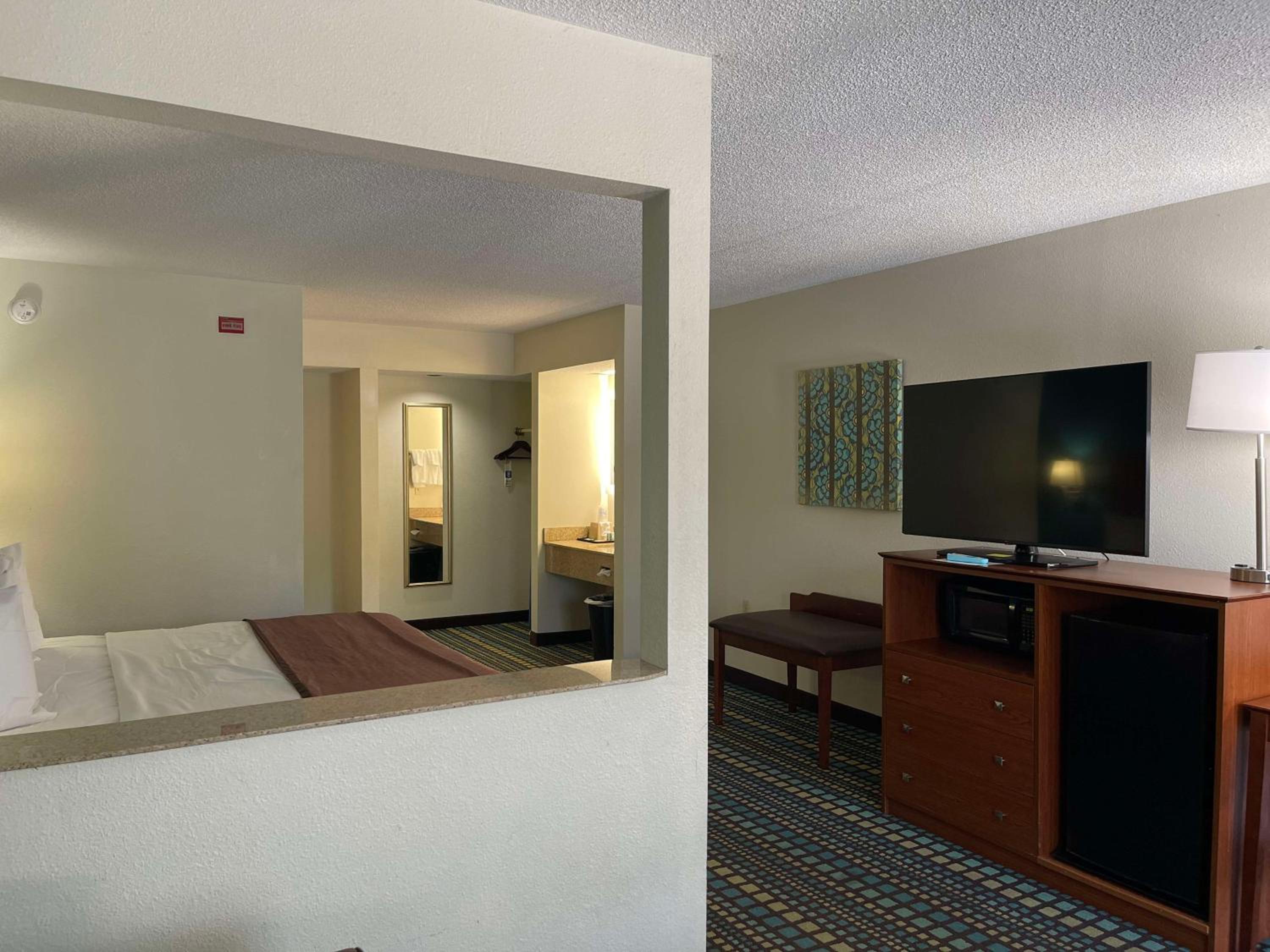 King Suite - Non-Smoking - Photo 8