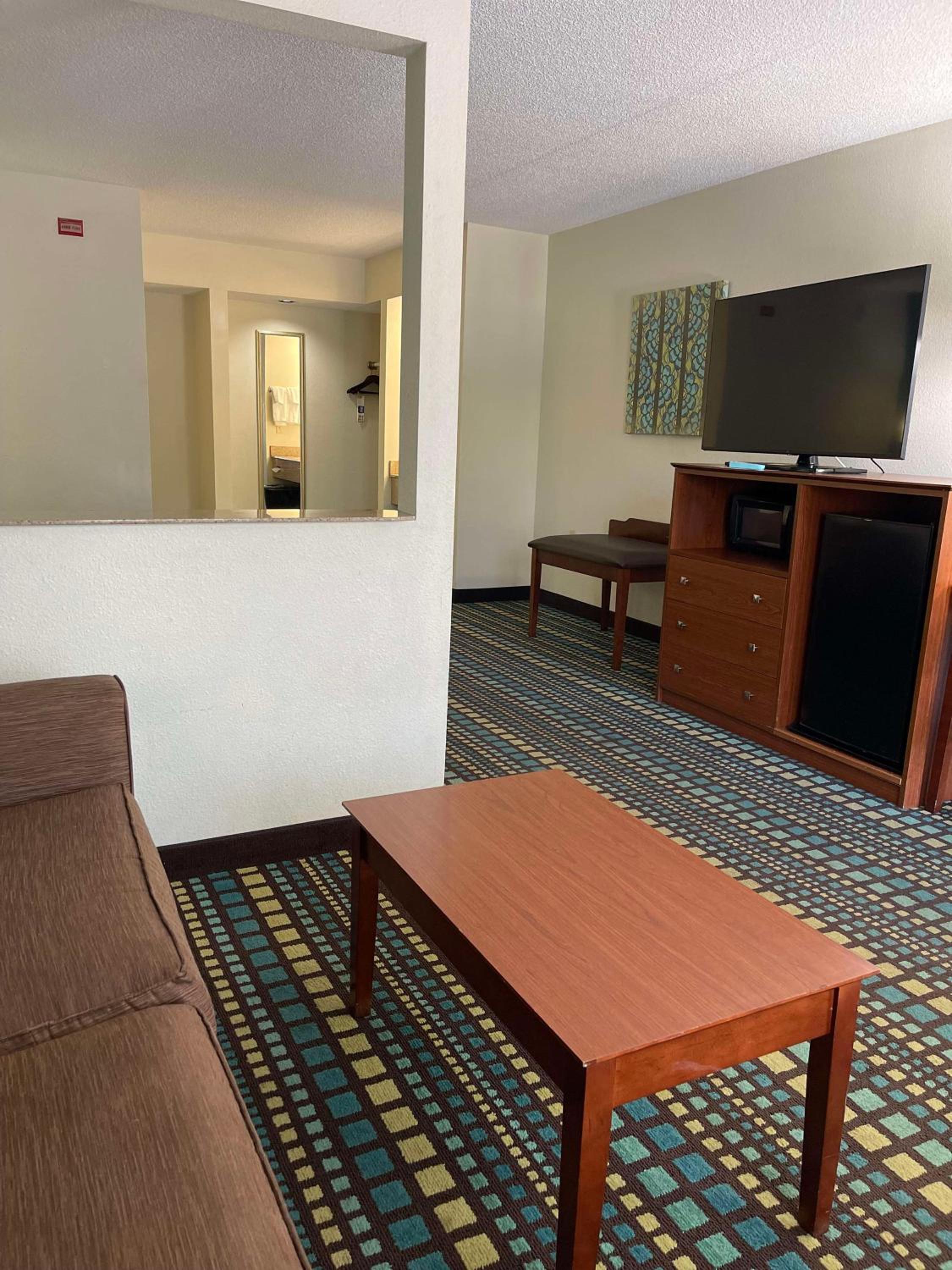 King Suite - Non-Smoking - Photo 7