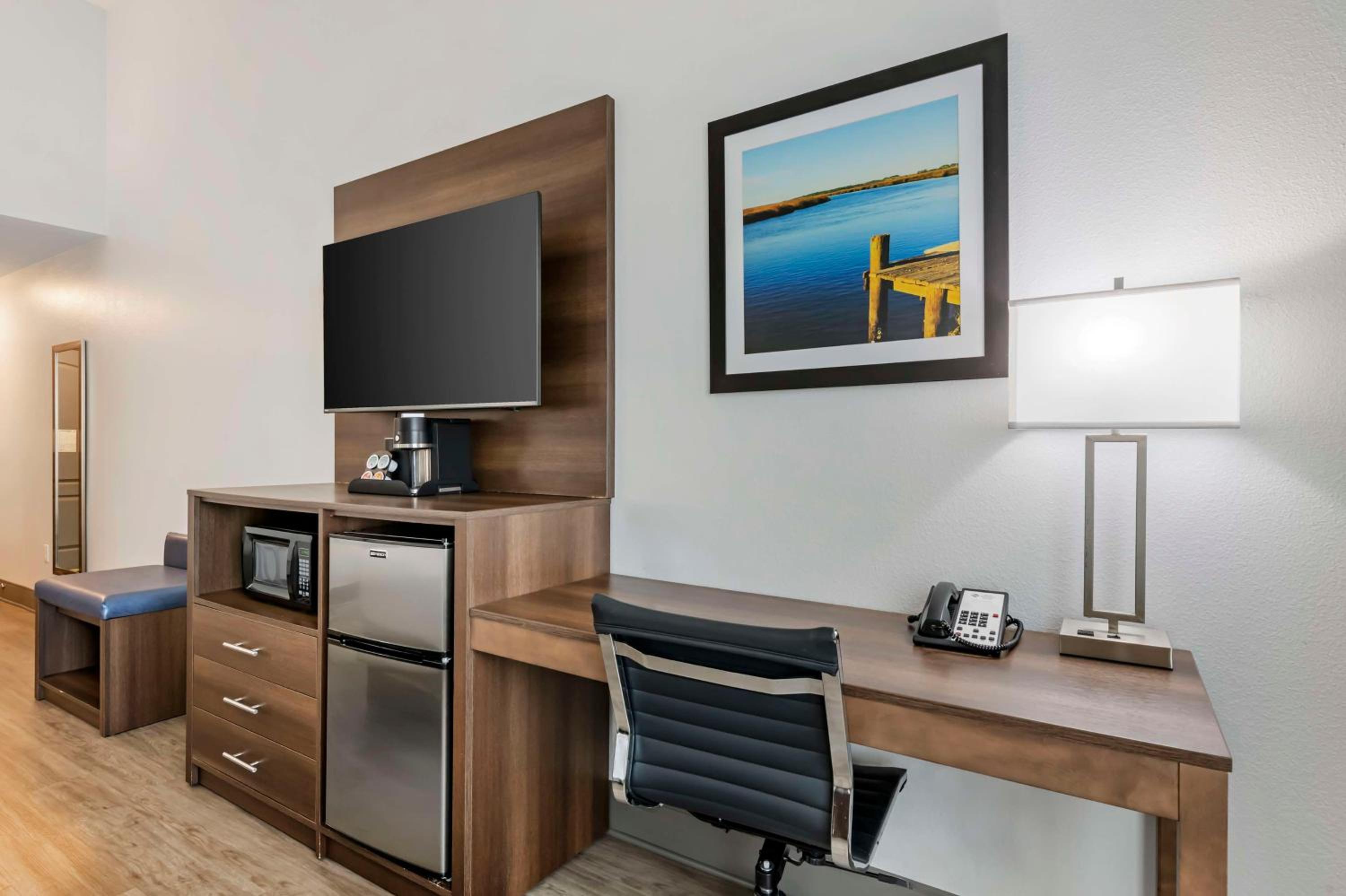 King Room with Roll-In Shower - Mobility Access/Communication Assistance - Photo 5