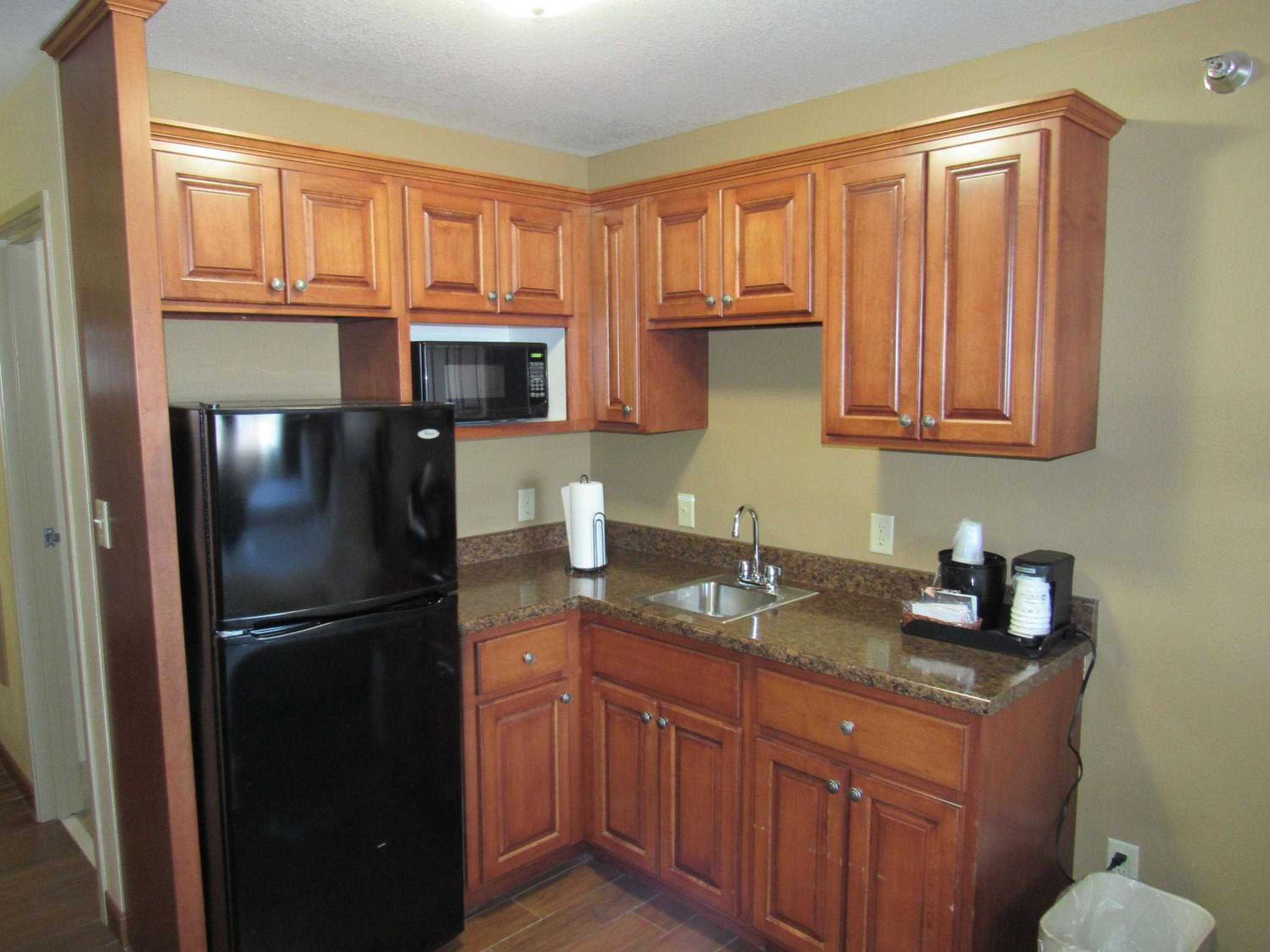 Queen Suite with Two Queen Beds and Kitchenette - Non-Smoking photo 2