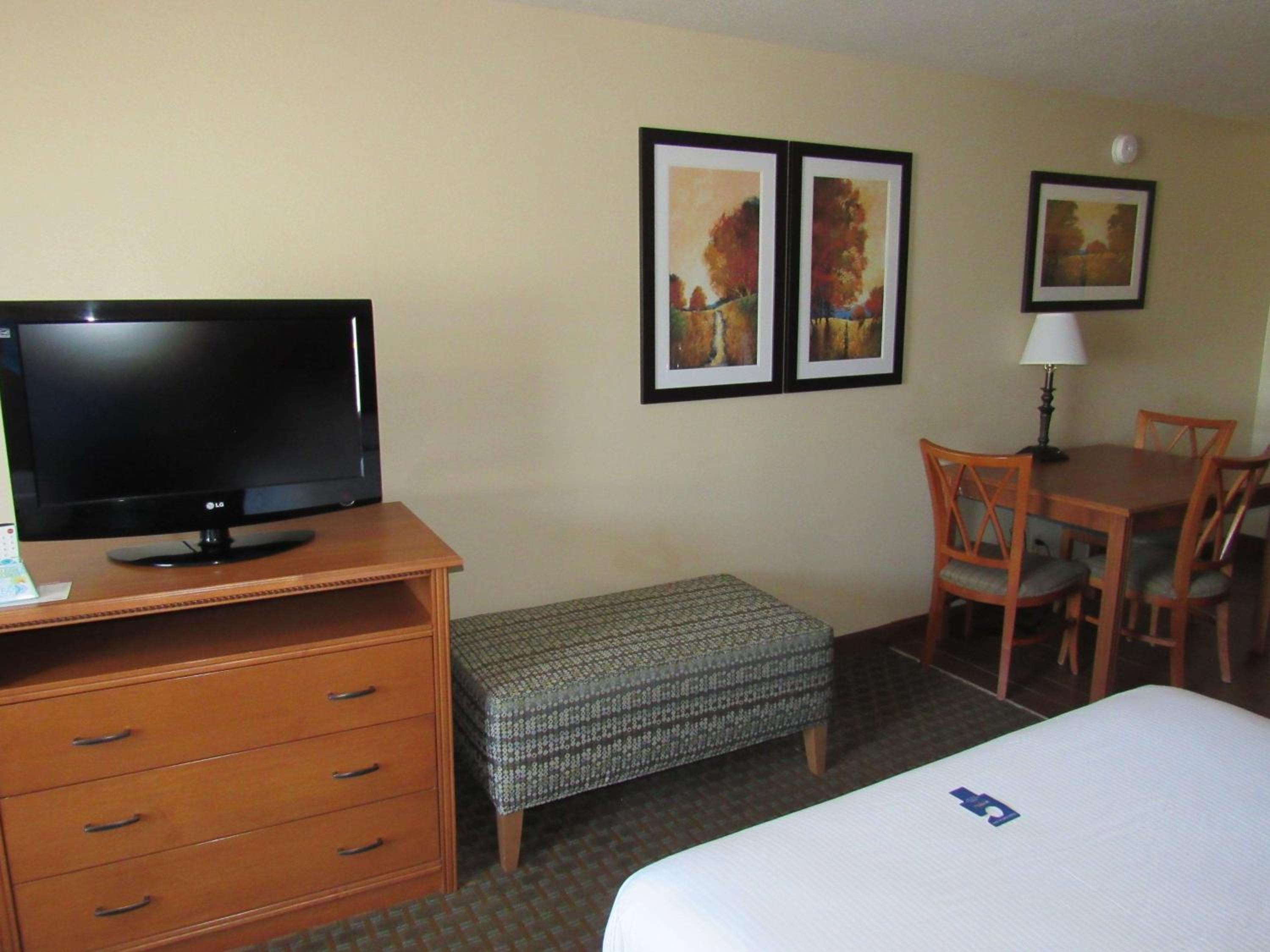 Queen Suite with Two Queen Beds and Kitchenette - Non-Smoking photo 3