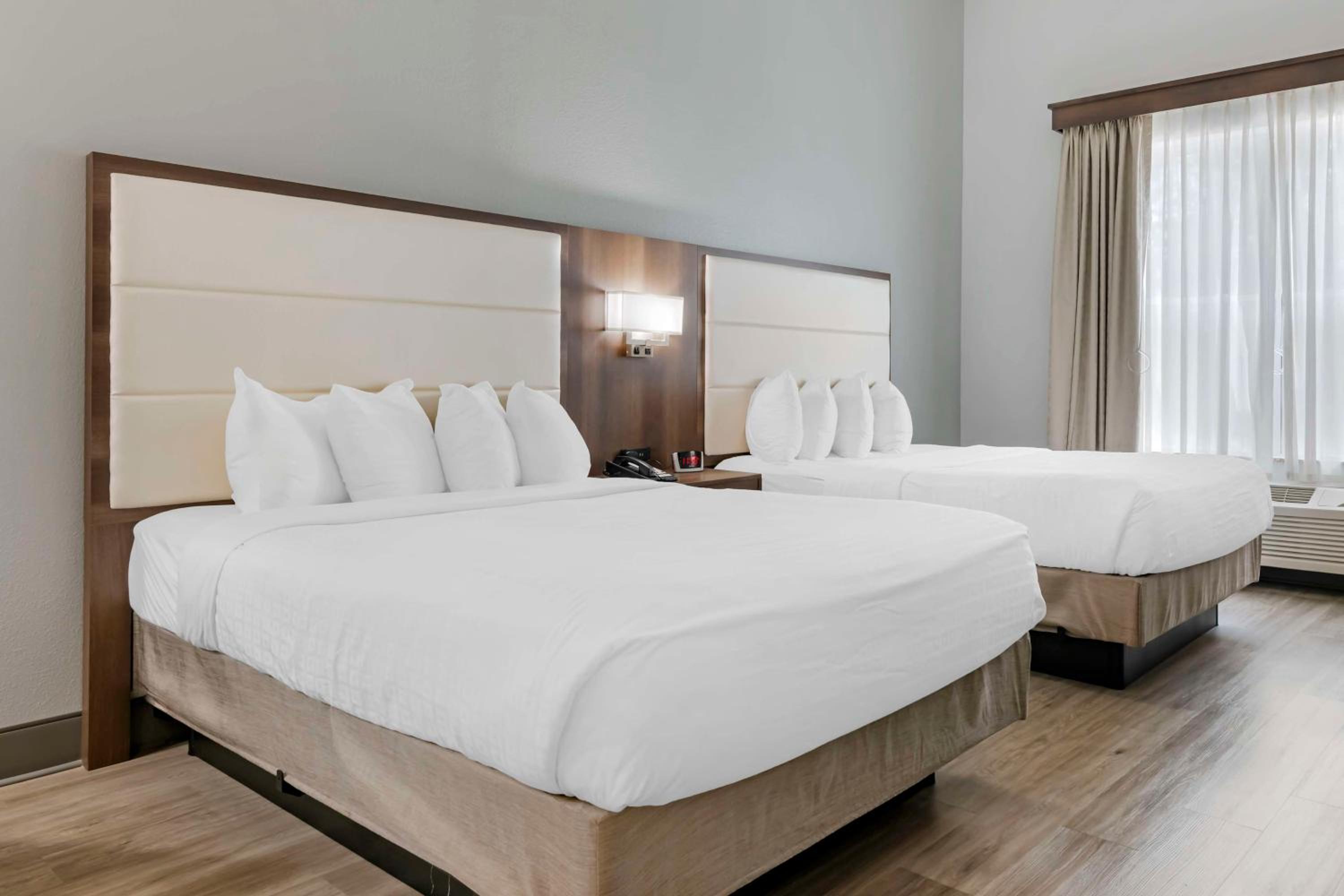 Queen Room with Two Queen Beds - Disability Access/Bath Tub - Photo 1