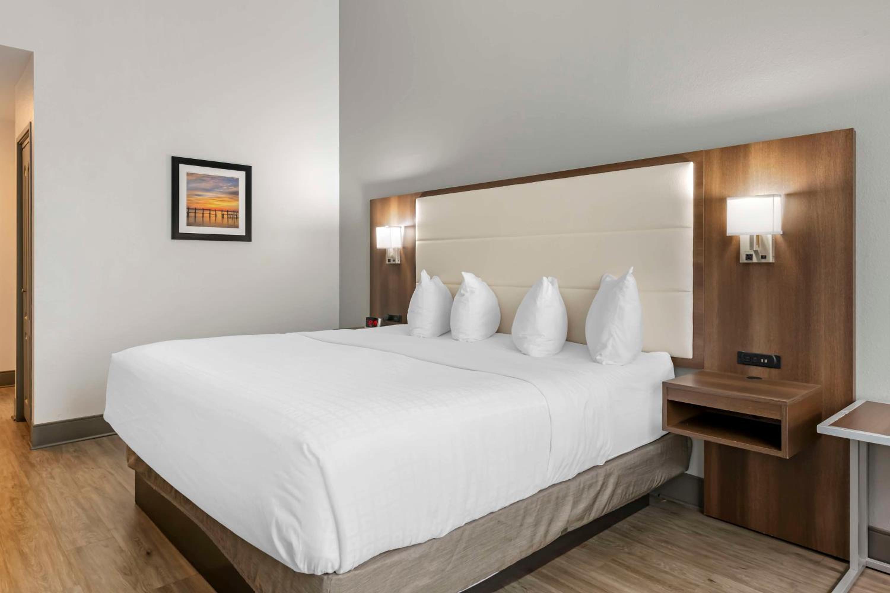 King Room - Non-Smoking - Photo 2